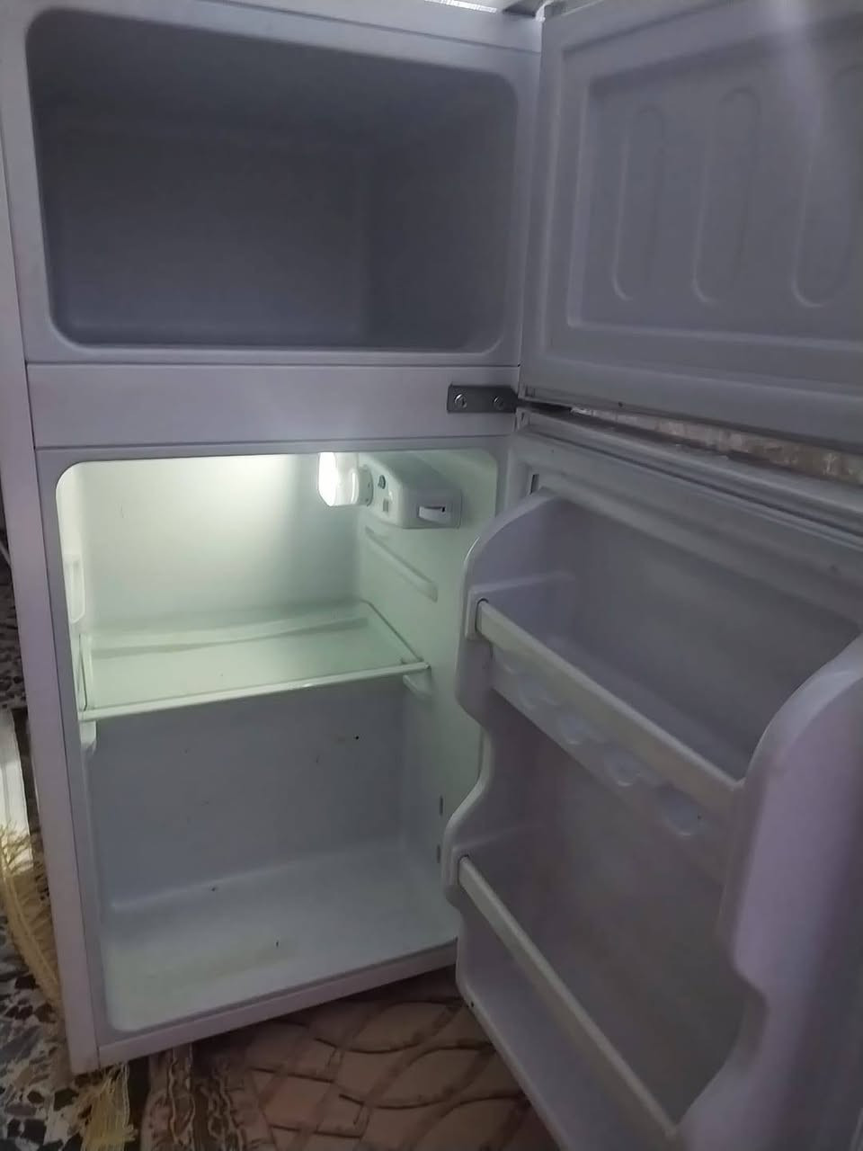 ثلاجة 5 قدم صغيرة جديدة استخدام شهر
نظيفة مكاني زعفرانية 
سعر 75 آلف
***********
