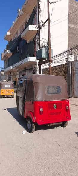 السلام عليكم تكتك 22 شهر ال 11 سنويه وارقامهة بابل   طالعات بس مامستلمهن  التكتك معمره بس خياسات ومصبوغه عام للجماليه  السعر 8 ملايين و 250 وبيهة مجال مكاني الحيدرية 
***********
