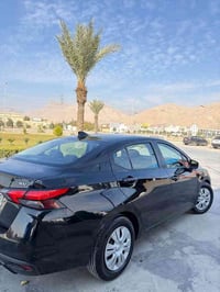 بابةت نىسان ڤيرسا مؤدل (2021) رةشى قةتران  وةكوو بؤىخ 4 پاچةى سبوخة سة...