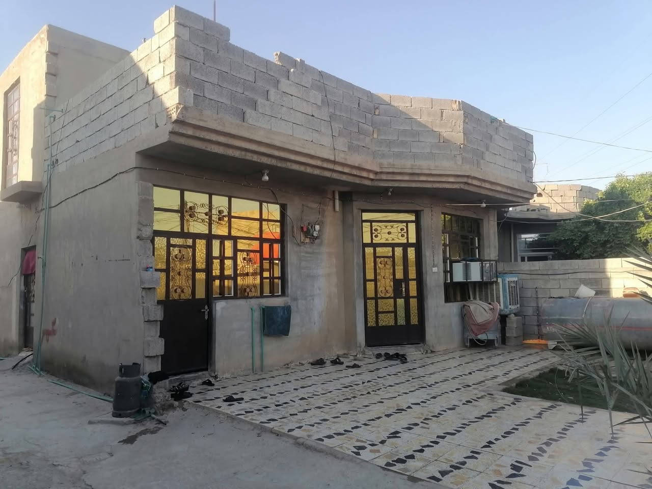 إسلام عليكم نص دونم وبي ٣ بيوت وقطعه 300 للبيع المكان الصناعه الثالثة منطقت العثمانيه شارع العوادل ***********0
