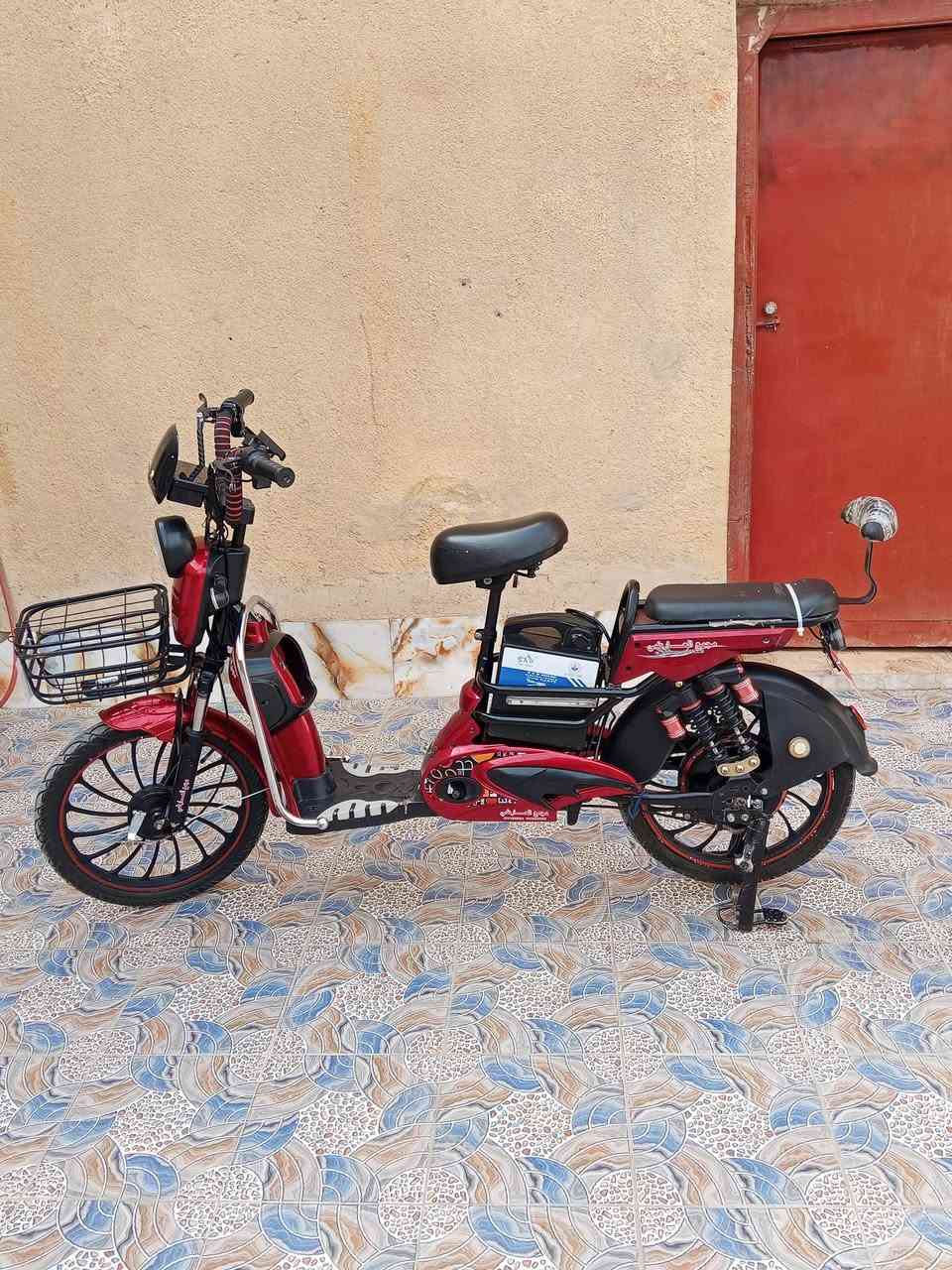 سلام عليكم دراجه شحن نضيفه للبيع حجم كبير سعر 250 وبيها مجال قليل الشراي يجي خاص او يتصل ***********
