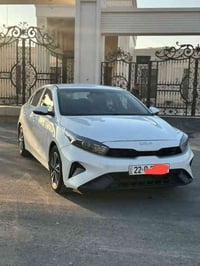 للبيع فورتي موديل ٢٠٢٤ لون ابيض رقم شمالي بسمي مواصفات اشاير بل مري را...