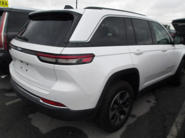 السلام عليكم

جيب كراند شيروكي لمتد هايبرد بلك ان

وارد امريكي فول بدون ايرباك  

السياره حادثها موضح بلصوره ضربة بسيطة كلش 

الباب خلف السائق الباقي مكفول 

‏ Grand Cherokee limited 4Xe 2024 2.0L 

رقم بغداد بسمي تحويل ثاني يوم 

ماشية 45.000 ألف ميل 

🟫 حجم المحرك ٢٠٠٠ تيربو جارج ٣٧٥ حصان مع محرك الكهرباء  

نظام الشحن : الشحنة الوحدة تمشيك ٤٥ كيلو بدون بانزين نهائيا يعني بالداخل متحتاج بانزين بس اشحن كهرباء  

  محرك تيربو + هايبرد + بلك ان 

🔴 حساسات خلفية

🔴 ‏‎حساسات جانبيه بالمري

🔴 خمسة راكب 

🔴 رادار 360 درجة 

🔴  تحديد مسار   

🔴  تبريد قطعتين 

🔴 ثلاث انضمة قيادة 

🔴 بانوراما 

🔴 دفع رباعي. 

🔴 كير ماوس مع وضعيات القياده المختلفه للجبال والطرق الوعره والرمال والطين

🔴 شفتات ستيرن 

🔴 هاند بريك بصمه 

🔴 ️مقود جلد + تدفئة 

🔴 شفتات ستيرن

مواصفات 

1️⃣ لايتات لد 

2️⃣ هيترات في الكشن 

3️⃣ شاشات عدد3 

4️⃣ كراسي خزن ميموري  

5️⃣ سستم صوت ALPINEو دمام خلفي بلادي 

6️⃣ تشغيل عن بعد

7️⃣ نظام محاكاة العجلة الذكي 

8️⃣ نظام ملاحة 

9️⃣ نظام قيادة ذاتية بريك امامي خلفي اوتو (توقف ذاتي 

السعر 34.500  ألف دولار بية مجال بسيط 

مكاني شارع فلسطين 

رقم الهاتف ***********
