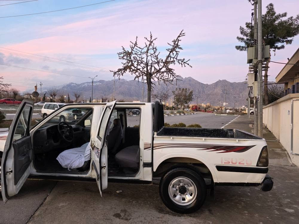 بەس ماشاڵڵەی دەوێت بەمانای کەلیمە ماڵی دۆستە 
پیکاب ئاسیزوو مۆدیل 2001ئارم پلاستیک بەشەرتی سەیتەڕەو مافڕەزەو دایرەی مرور هەموو کوردستانی پیبگەری بەشەرت 
گێرو مەکینەو ئاکسلوو کامی تندو تۆڵیو کامل کارەبایاتی بەشەڕتە 
نوکە دەرزی داحموو لێدراوی پیوە نیە هەموو گیانی بەشەرتە تەنیا دوویان سێپارچەی سبووخە سەخفو شانو پیشی وەک شوشەیە قەتڕە خایساتی نیە دەڕو ناوی زۆر جوانە 
گێروو مەکینەی پیکاب دێری لەسەڕە ئیسراحەتی کردووە بەنزین کەم دەخوات زۆریش بەهەڵمەتە 
هەموو گیانیش ئیش دەکات هەموو گیچەنیشی مەزبووتە گەرمی مەزبووتەو ئەشیای تەبریتیشی کامل پیوەیە داحمی بۆ داحمی بەشەرتە 
ویک بیلەدی دانیشتوە مەکینەی هیچ تەڕهیمی تیانیە 
پاتری تازەیە پاوەڕە کازریتەری بیلادیە زۆر تندوو تۆڵا 
شوێن رانیە *********** نرخی $35 ک رانية, السليمانية
