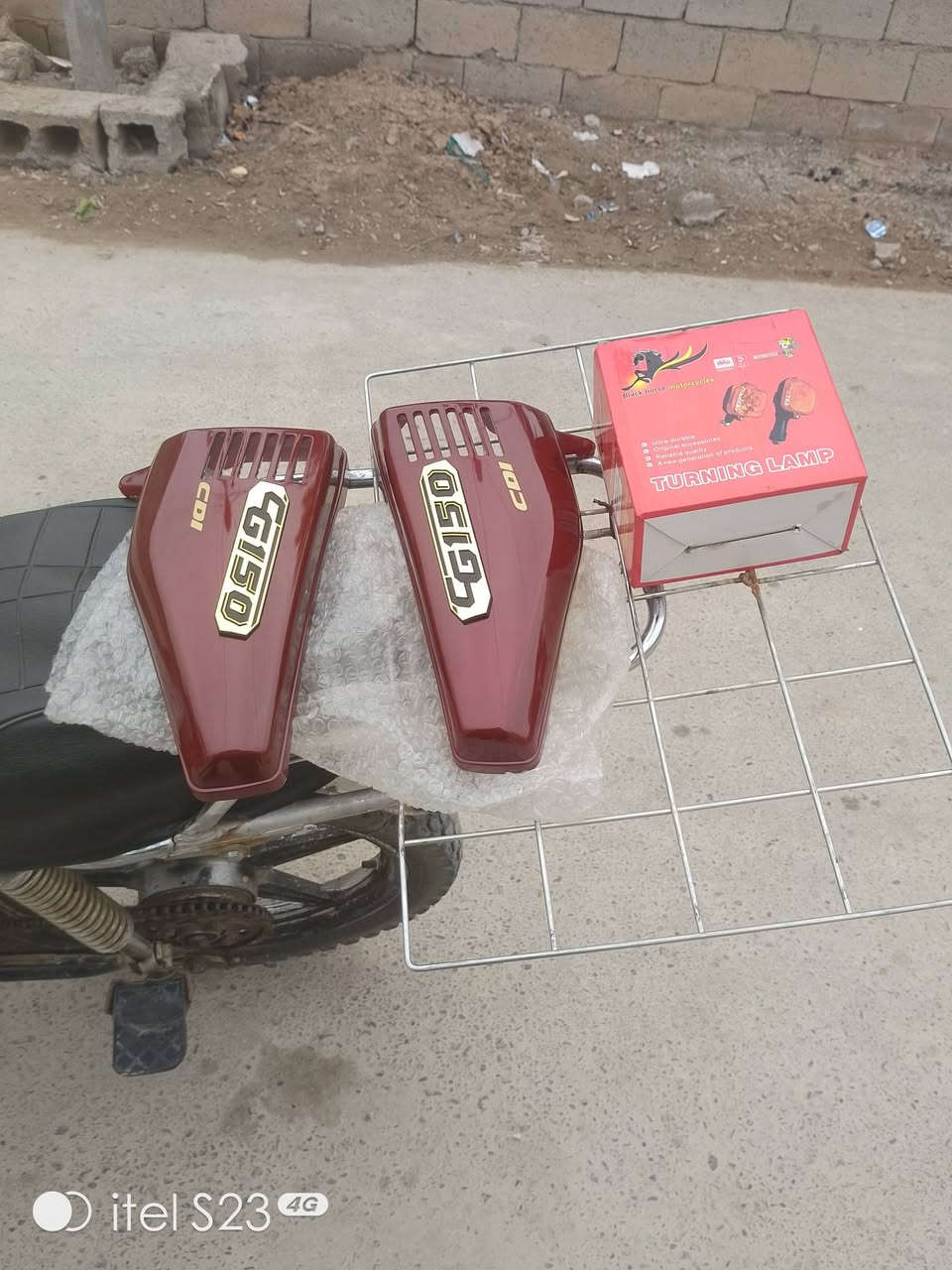 السلام عليكم للبيع دراجة سيفان 20كامله مكملة مابيهه أي نقص اوراق ومحرك خير من الله  وكهربيات كامله مكمله اتصل على الرقم ***********
