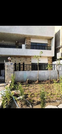 بيت سكني للايجار   مساحه ٢٠٠م  يحتوي على طابقين 5غرف نوم+صاله+هول+مطبخ...