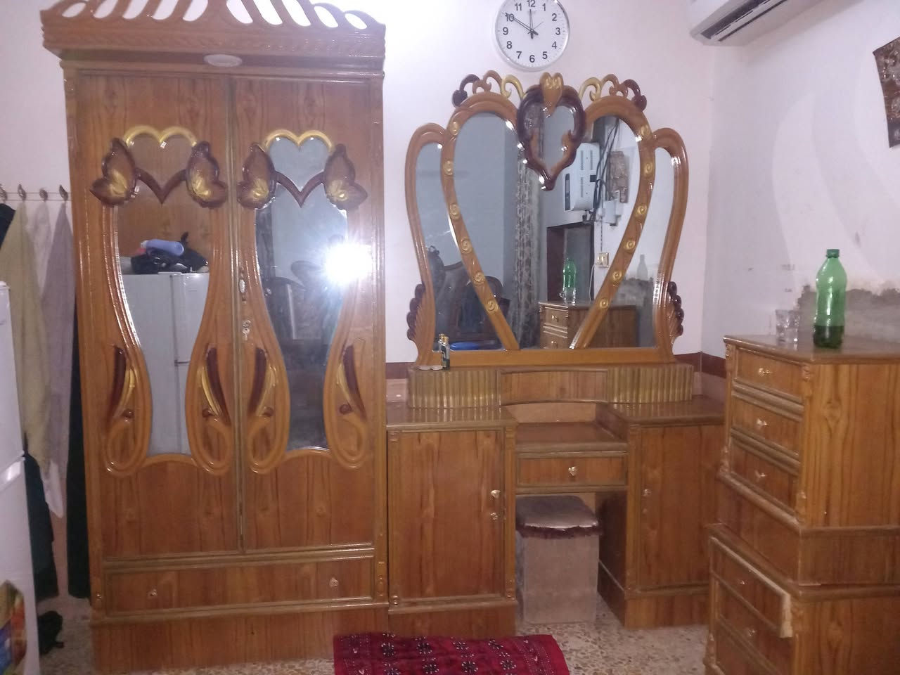 سلام عليكم غرفت اخشاب جديده تسكام درجه اوله نضافه 100% الغرفه ماواضحه كلش لان المكان زغير وماصير بي سعر ٨٠٠ وبيه مجال متوازي عله بيعته مكاني نجف مناذره *********** تصل او راسلني وبخدمتكم
