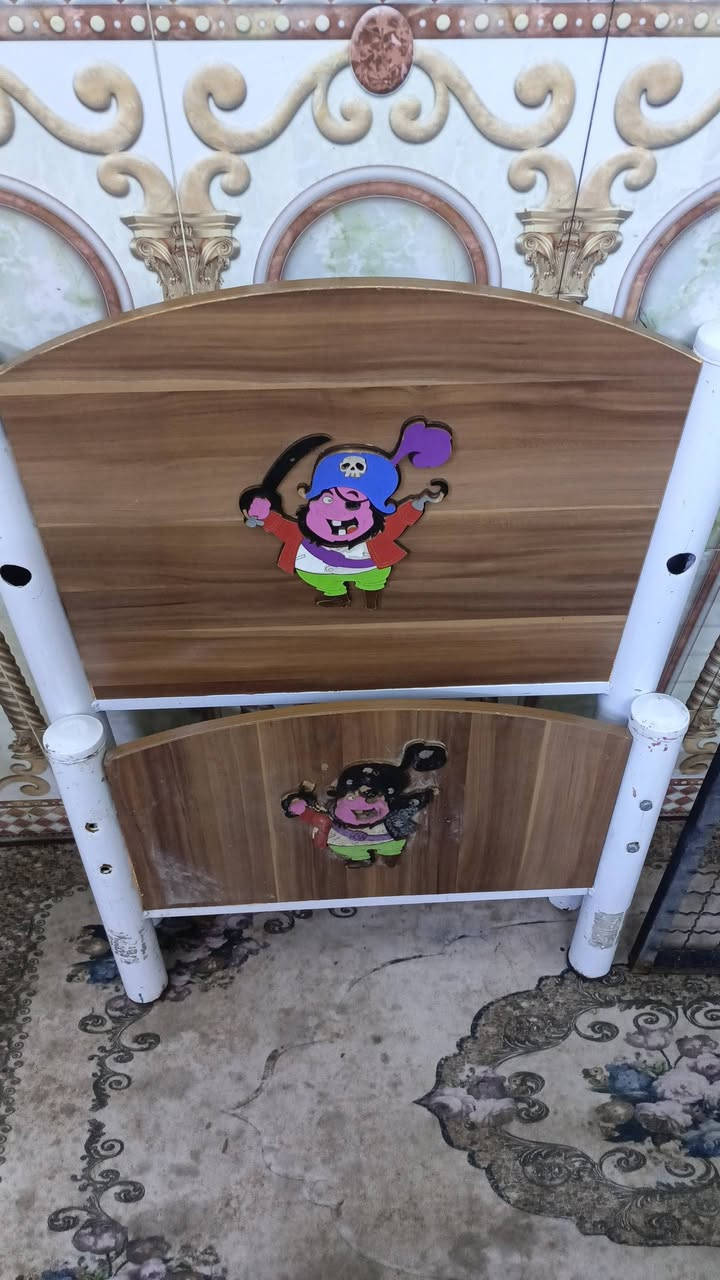 سلام عليكم 
جرابي عدد 2 وحده طابقين وثانيه امل نفر 
طابقين عرض 60سم والطول 120سم 
وأمل نفر العرض 65 وطول 140
السعر طابقين 60الف وأمل نفر 40
العنوان المشتل قرب اسواق فدوه 
هاتف ***********يوجد توصيل بكروه
