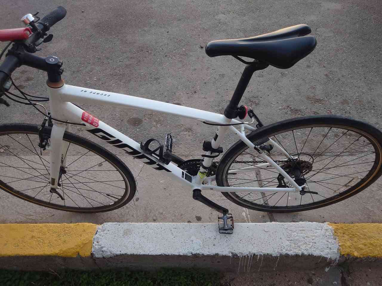 سلام عليكم
بايسكل جاينت GIANT RX  لوگو حديث 
 عكرب التوس (9)نمر
ناقل (micro shift (2
خفيف وسَلس
ويالة Giant 
تاير خلفي Giant 
تاير امامي kenda كندا
وايرات دفن 
ضوة ياباني ماركة CATEYE باتريات
بايسكل نضافه 99/100 
الويل الامامي بي خيط عواج ممأثر
باقي الأمور واضحة بل صور
المكان بغداد الجديدة 
.
السعر (200 الف)نهايتة
للتواصل واتس ***********
