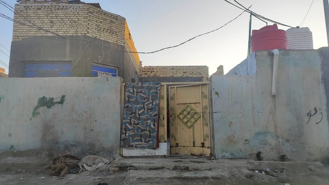 بيت زراعي البيع مكان حي الغدير مساحه 200متر غرفتين ومطبخ وصاله وديوانيه وصور كدامكم اسعر50 وبي مجال الشراي ستفسار أكثر ***********
