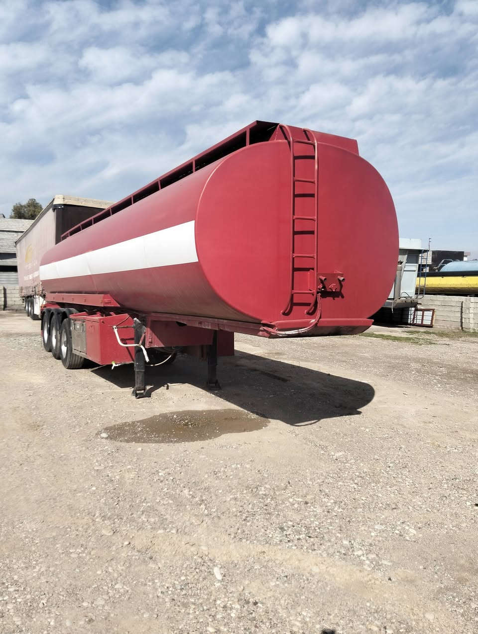 السلام عليكم فولفو للبيع 2001 مربوطه تنكر رقم سليمانيه حجم المحرك 420 تك تاير تبريد عنوان كركوك سعر 190 رقم الهاتف ***********
