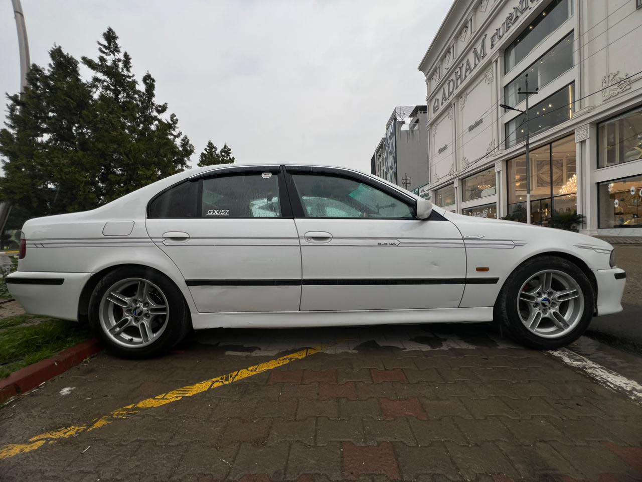 بسم الله الرحمن الرحيم 
کوردی/عربي

‏BMW 528i e39 - 1997

فولە گێڕ تۆماتیک و عادی بەس سڵایت نییە گوشین سپۆرت، تەبرید سارد و گەرمی بە شەرت، مەکینەی تاک دیجیتال کرایتەوە هەموو شتەکی چاککرایتەوە تازە پێش و پشتی توند کرایتەوە بێ مەسرەفە،
سبوغ بیلادیە بەس ٢ پارچە سبوغە، بۆنیت بەبێ لێدران و یەک جاملغی دواوە بێ ناو گرتن، تحویل و بڕانەوە بە شەرت هەتا برێی سەیارەکی خاوێنە ماشاءالله مەسرەفەکی باشی لێکرایە 

شوێن: هەولێر
نرخ : ١٠٥ وەرەقە و مەجالەکی برایانەی تێدایە

السيارة فول كير اوتو و عادي و كشنات سبورت بس مو سلايت، تبريد و تتفئة بشرط، المحرك تك ديجيتال (مفتوح) بس سيارة كلش سليمة و بدون مصروف، و صبغ ببلادي ما بيها صبغ الا قطعتين (البنيت بدون ضربة، الجاملغ واحد خلفي) تحويل بشرط يعني سيارة جاهزة 
سيارة كلش نضيفة و حلوة ماشاءالله صارفيين عليها.

المكان: اربيل
السعر: ١٠٥ و معاملة بسيطة أربيل, العراق


**إذا كنت صاحب هذا الإعلان وتريد حذفه لأي سبب، رجاءا أرسل رسالة إلى الدعم الفني**
