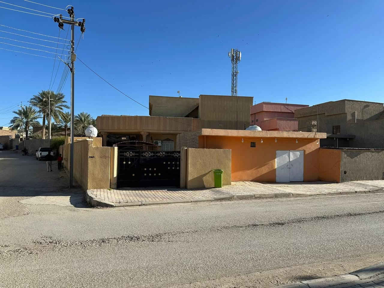 دار للبيع - حديثة منطقة السراي وادي الخمسة قرب مسجد السنة
يتكون الدار من طابقين - الطابق الأول ديوانية سقوف ثانوية - هول سقوف ثانوية كليدور
غرف نوم عدد واحد ١
ممر داخلي
مطبخ
حمامات داخلية وخارجية
الطابق الثاني ثلاث غرف مع مجمع ممر
كراج
محلات عدد ٢
بناء الطابق الأول حجر
بناء الطابق الثاني بلوك كبس
جنس العقار طابو صرف - تنازل مباشر
المساحة الكلية ٨٤٦ متر
للمزيد من التفاصيل يمكنكم الأتصال على الرقم ***********
