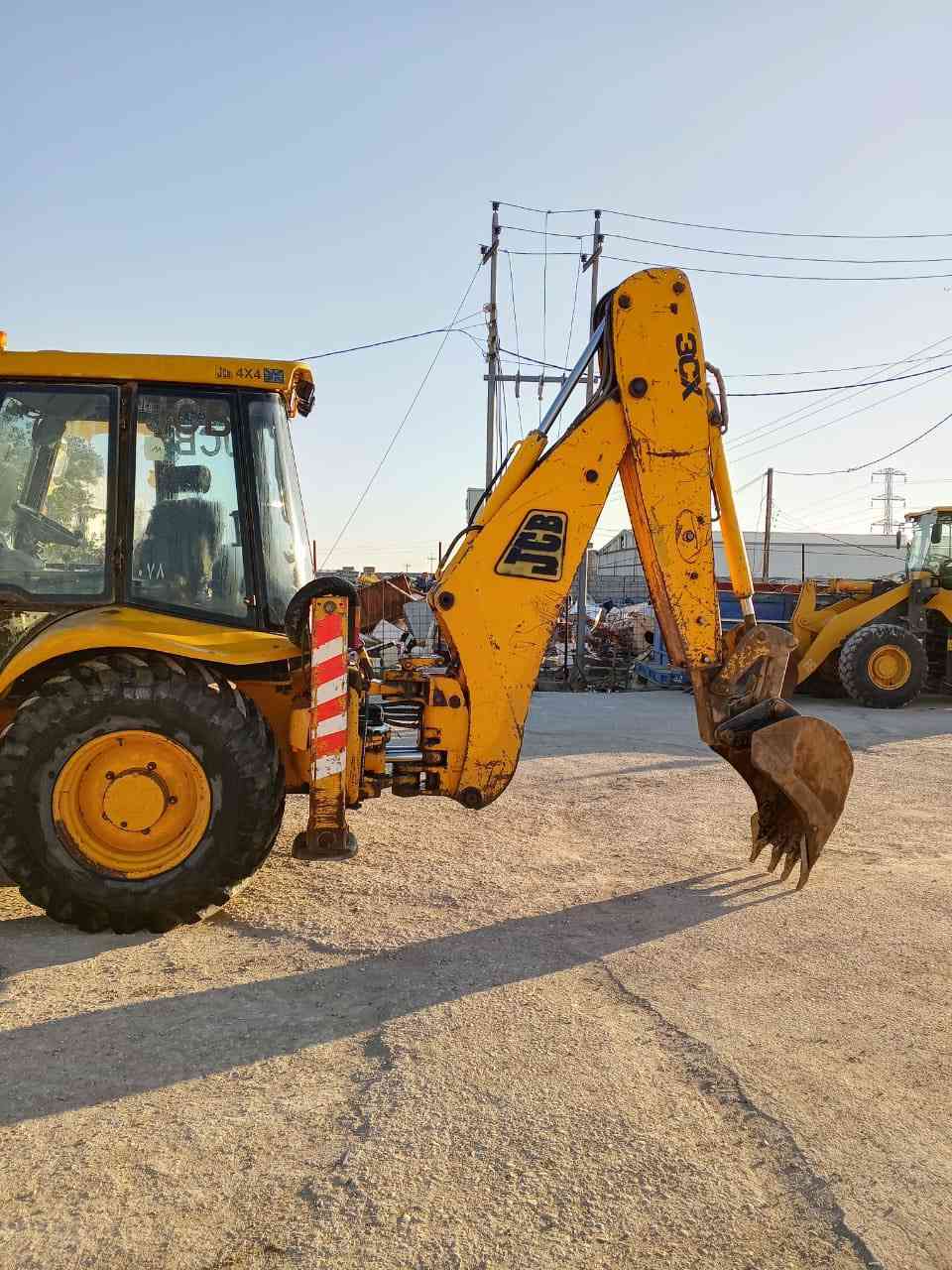 حفارة جي سي بي موديل 2002 جاهزة للعمل  التفاصيل الاتصال على هذا الرقم  :***********
