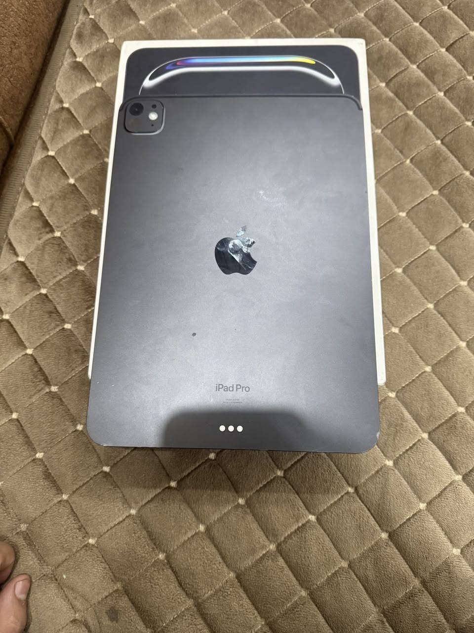 السلام عليكم اخوان عندي ايباد M4
بطاريه 93/100 نضافه ٩٠/١٠٠
كامل مُلحقاته بي خلل نقطه سوداء 
ابدددا ممأثره على شكل ولمس مجرد سواده صغيره "السعر 835 للتواصل 
***********
