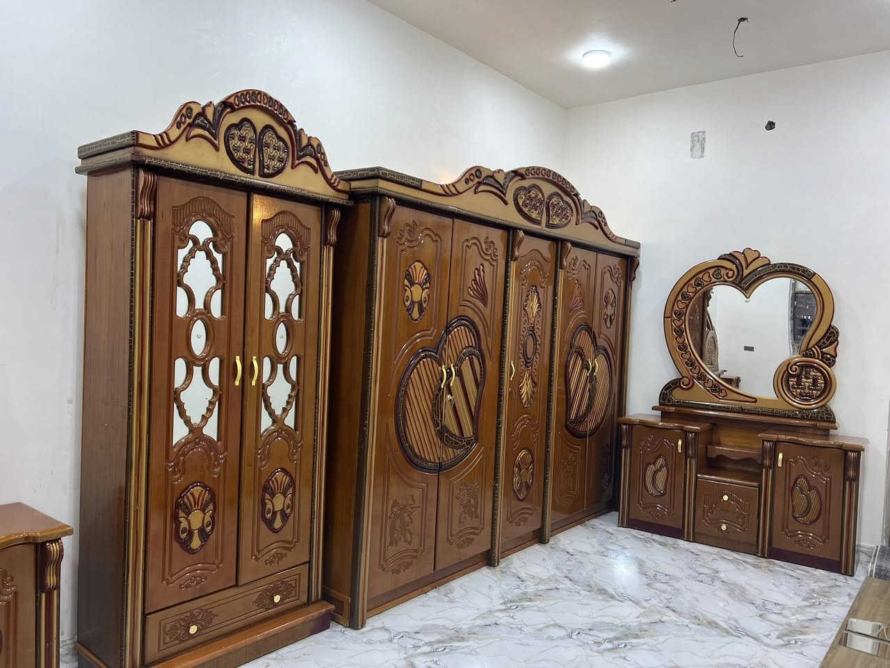 غرفة نوم امً الخمسه تزكام نجاره عراقيه سعره 700 وبيه مجال الشراي عنوان ناصريه منطقة السبل الاتصال ***********
