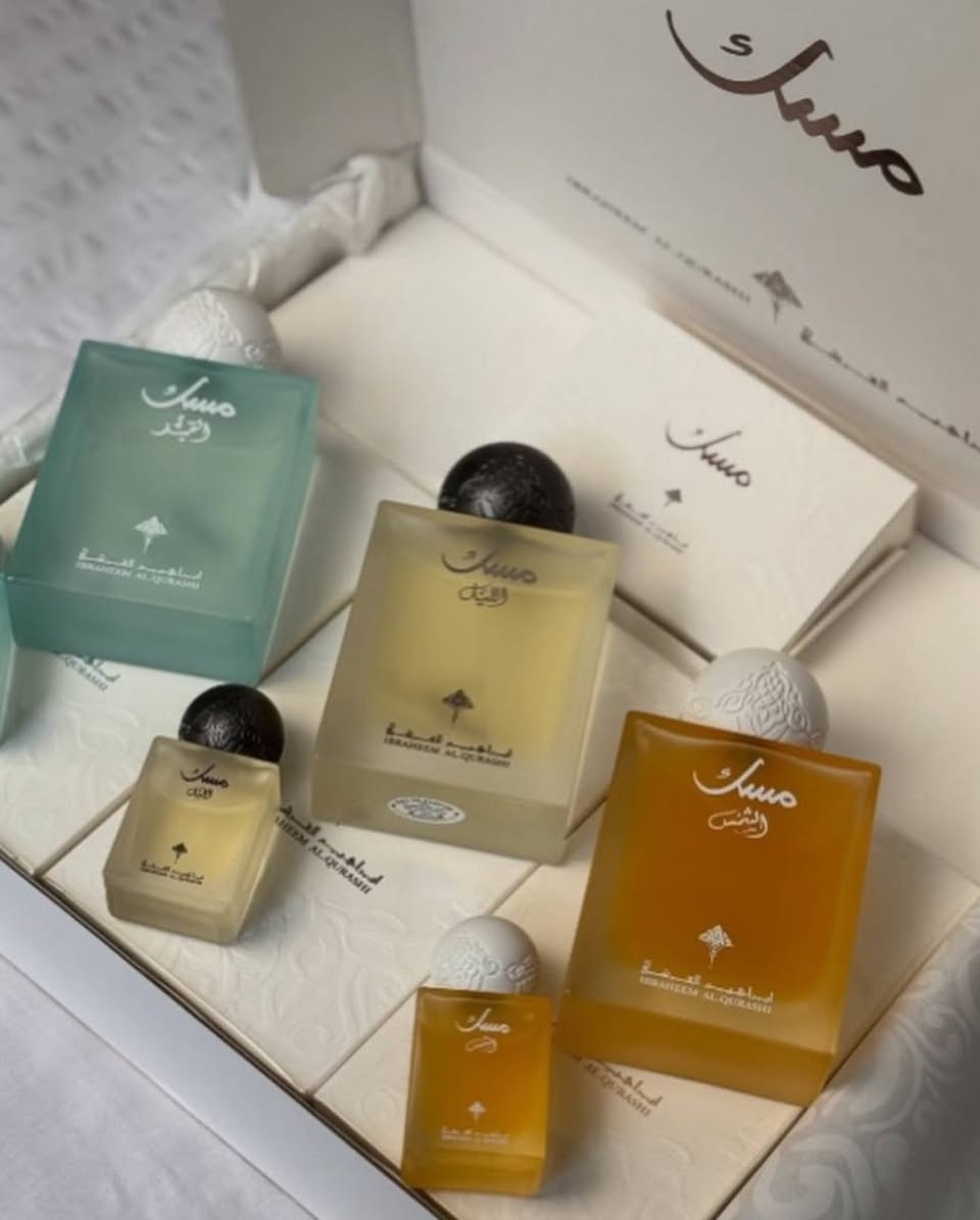 ⁨ سيت مسك ابراهيم القرشي لكلا الجنسين Ibraheem Al Qurashi Musk Perfume Set Unisex 🩵🫧🍬 
يتضمن 6 عطور متنوعة بروائح مميزة وغنية. 
♡  الحجم الكبير 3 قطع 75ml 
♡ حجم ميني 3 قطع 10ml 
النـوتـات العطرية :
- مسك الليل : 😔🌠
البرغموت، الكشمش الأسود، التفاح
خشب الأرز، الباتشولي، الكراميل
المسك، العنبر، الرمان
مسك الشمس : ☀🥹
القرفة، الهيل، زهر البرتقال، البرغموت.
 البوربون، الإليمي، الفانيليا.اللوز الحلو، المسك، الأمبروكسان، خشب الغاياك.
مسك القمر : 🌙💋
الليتشي، الراوند، البرغموت، جوزة الطيب. الورد التركي، الفاوانيا، المسك، الفانيليا، البتاليا. الكشميران، البخور، خشب الأرز، نجيل الهند الهايتي

سعر المجموعة 35 الف


**إذا كنت صاحب هذا الإعلان وتريد حذفه لأي سبب، رجاءا أرسل رسالة إلى الدعم الفني**