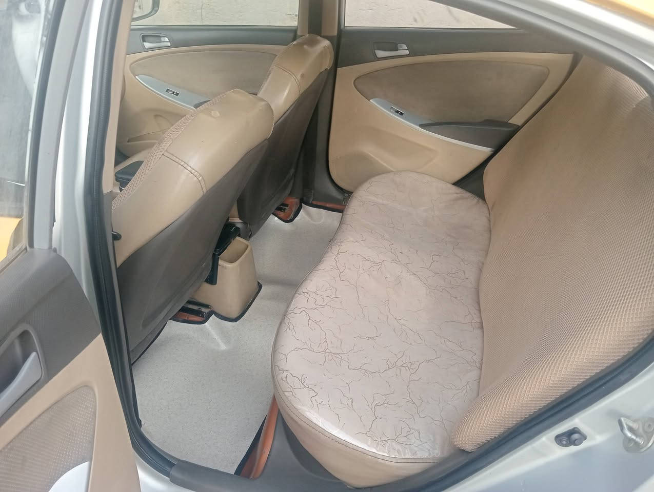 السلام وعليكم اكسنت خليجي 
موديل 14 
السعر 82
***********
