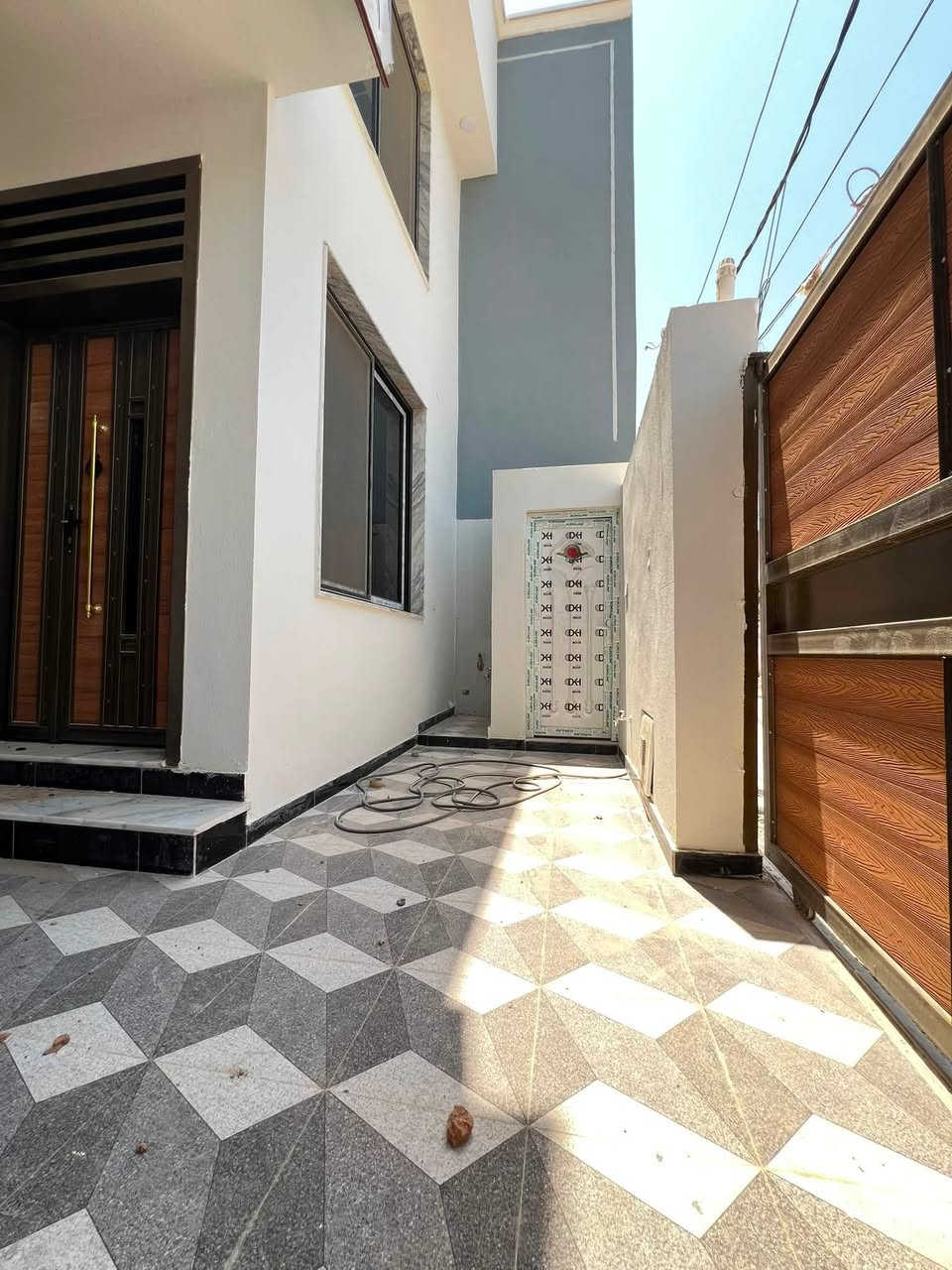 🏗️🧱دار #زيـــــــــرو للبيــــــــــع 
فـٓــــي حـــــــي الامـــــــام قــــــرب شـــــــارع الضغـــــــط
تبليــٰـــــط ومجــــــاري 
_________________
المساحــــــة // 150م #طابــــو #مــــلك #صــــرف 
الواجهــــــــــة // 7.5م 
النــــــــــــــــزال // 20م
_________________

🏗️🧱#الطابـــــــــــــق #الأرضـــــــــــي
غرفـــــــــــة وصالــــــــــة وهـــــــــــول ومطبـــــــخ ومجمــــــــع صحيــــــــــات خارجـــــــــــي وداخلــــــــــــي ...
🏗️🧱#الطابــــــــــــــق #الثانـــــــــــــي
غرفتيــــــــــن وهــــــــــول ومجـمــــــــع صحيــــــــات ...

______________💲
للأستفســـــــار عــــــن السعــــــــر يرجـــــــىٰ تـــــــرگ تعليـــــق (السعـــــــــر) #وسيتــــــم #الـــــرد #خــــاص
______________💲 

#مكتـــــــــب
               🏘️أمــــــــلاك بابــــــــل للعقـــــــار🏘️
#الكائـــــــــن
   شارع_الكرامة_قرب_الضريبة_مقابل_التخطيط_العمراني
        ***********📞☎️📞***********
_____________________________________________
