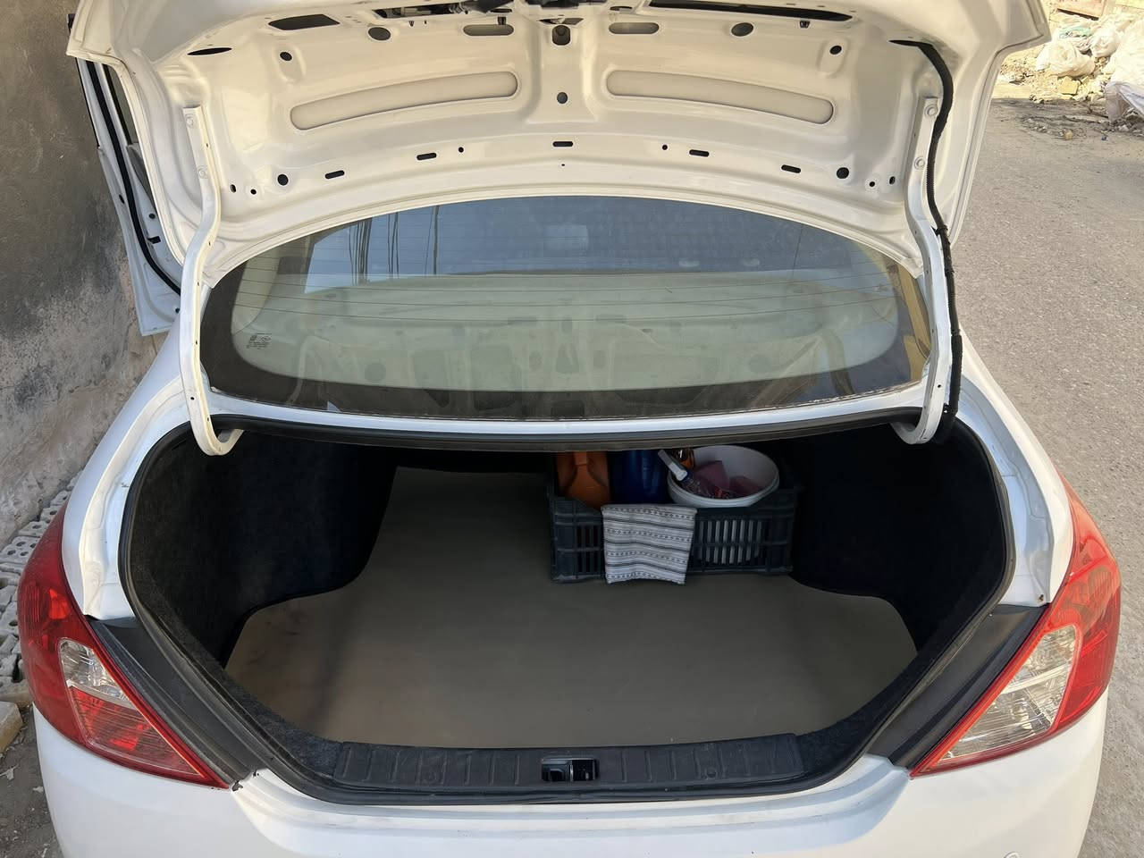 نيسان سني هندي موديل 21 بليتة زرگة مواصفاتها معروفه دوشمة كاملة ارضيات وكشنات جلد مكفولة ماعدا باردات ثنين سونار موجود رقم اربيل بأسم عربي موجود بكربلا ومكان السياره كربلا سعر ١١٢ وبي مجال بسيط نشالله ***********
