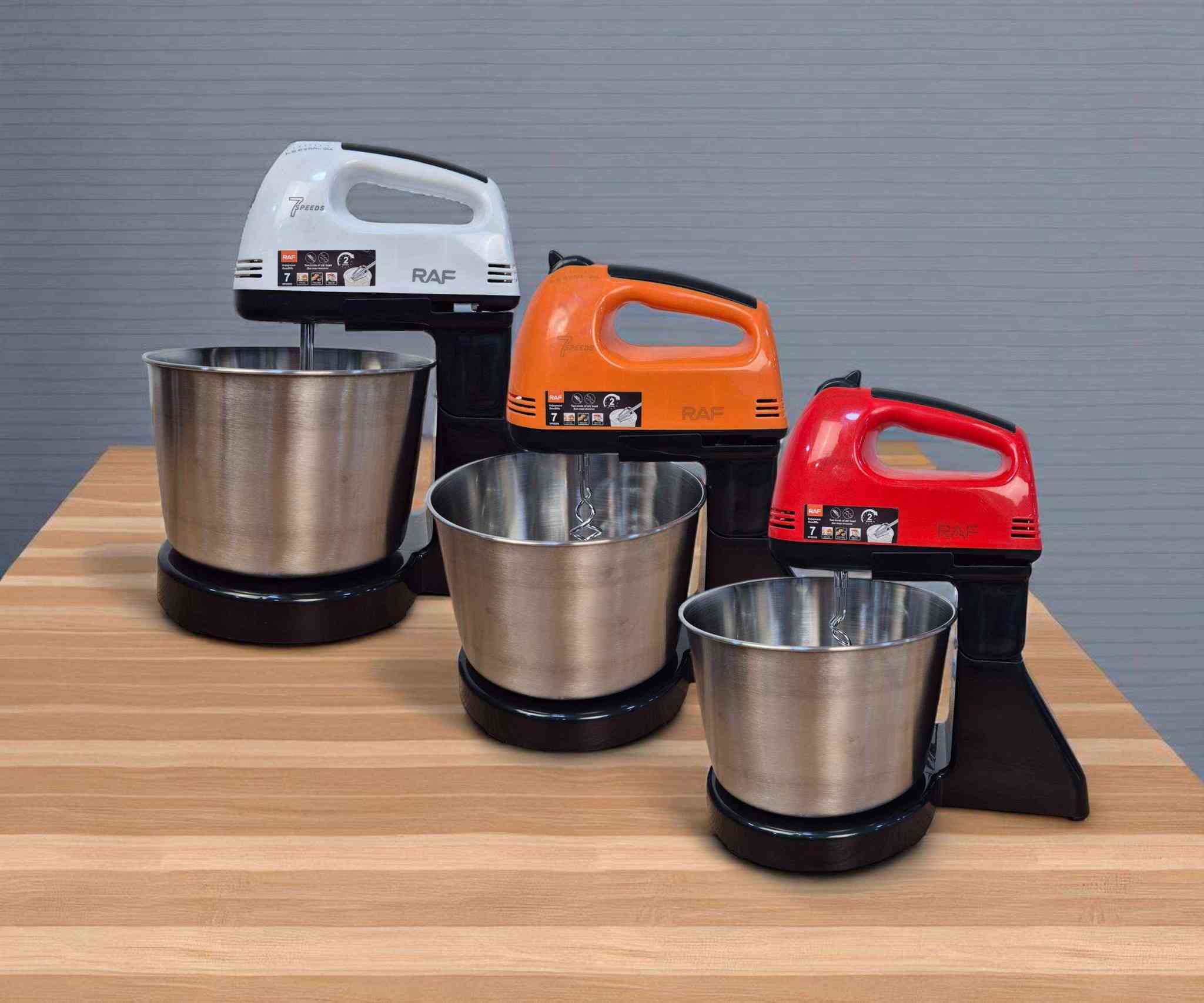 خلاط و عجانة من راف

الاستخدامات:

خفق البيض والكريمة والعصائر.

عجن العجائن الخفيفة مثل عجينة الكيك أو البيتزا.

تحضير الحلويات والمخبوزات المنزلية بسهولة.

مثالي للاستخدام اليومي في المطبخ بفضل تصميمه الثابت.

المميزات:

قوة عالية: محرك بقدرة 270 واط لخلط سريع وفعّال.

تحكم دقيق: 7 سرعات مختلفة تناسب كافة أنواع التحضير.

تصميم عملي: يحتوي على وعاء ستانلس ستيل بسعة 2 لتر مقاوم للصدأ.

خلاط يدوي ثابت: يمكن فصله واستخدامه بشكل يدوي حسب الحاجة.

رؤوس متعددة: مزود بـ 2 خفاقات + 2 خطافات للعجن.

زر إخراج سهل: لإزالة الملحقات بسرعة وأمان.

تشغيل آمن: مفتاح تشغيلإيقاف لتحكم كامل.

سهولة التنظيف: جميع القطع قابلة للفصل والتنظيف اليدوي.

محتويات الصندوق:

خلاط يدوي RAF R.6637W.

قاعدة تثبيت للخلاط.

وعاء ستانلس ستيل بسعة 2.0 لتر.

2 خفاقات (Beaters).

2 خطافات للعجن (Dough hooks).

دليل الاستخدام بعدة لغات.

ملاحظات:

الطاقة: 270 واط.

الجهد الكهربائي: 220-240 فولت ~ 5060 هرتز.

أبعاد الغلاف: 28 × 18 × 18 سم.

طول السلك: 90 سم.

متوفر بعدة ألوان مثل الأحمر والبرتقالي.

مناسب للمطابخ الصغيرة بفضل حجمه العملي. بغداد, العراق


**إذا كنت صاحب هذا الإعلان وتريد حذفه لأي سبب، رجاءا أرسل رسالة إلى الدعم الفني**