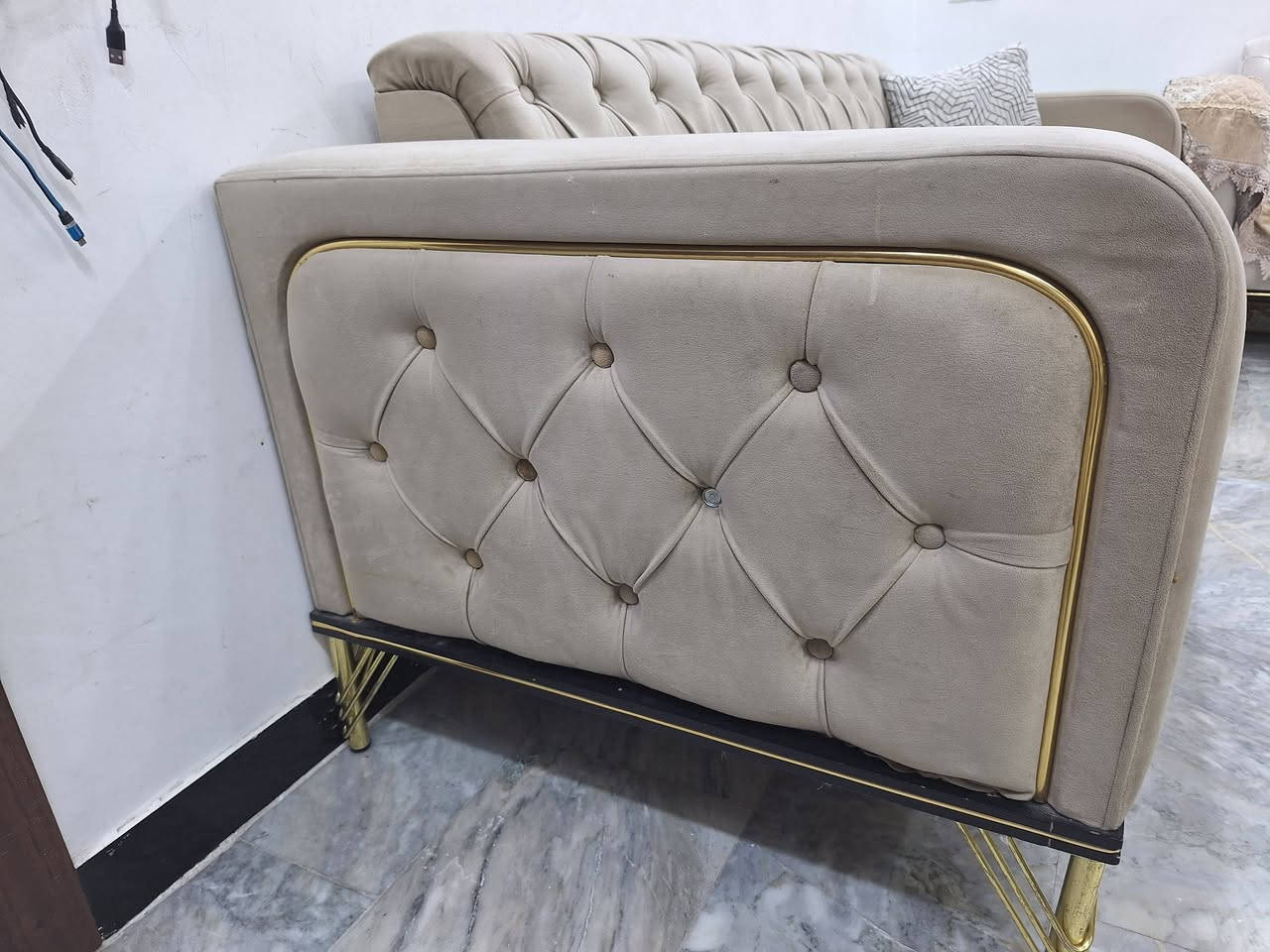 السلام عليكم للبيع تخم تركي سرير 10 مقاعد السعر 500 الف مع كاونترات الخارج  HDF والداخل المنيوم مع طباخ منضدي السعر500 الف المكان نفق الشرطه للإستفسار ***********
