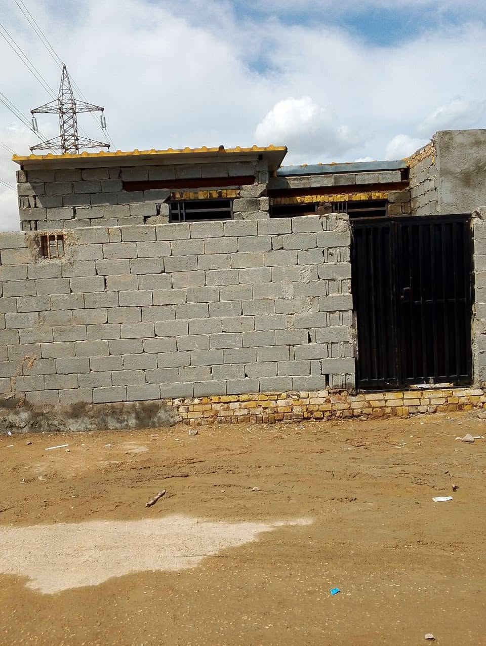 السلام عليكم 
بيت للبيع #مساحه 100متر بناء درجة أوله ومرتب غرفه و صاله و مطبخ استقبال صحيات ادخل وخارج عوزه كهرباء ولبخ الداخل 

العنوان شارع الصب مقابل قريه الغدير بشارع المطحنه 

#السعر 18وبيه مجال 

 #اتصل عل رقم فقط ***********
