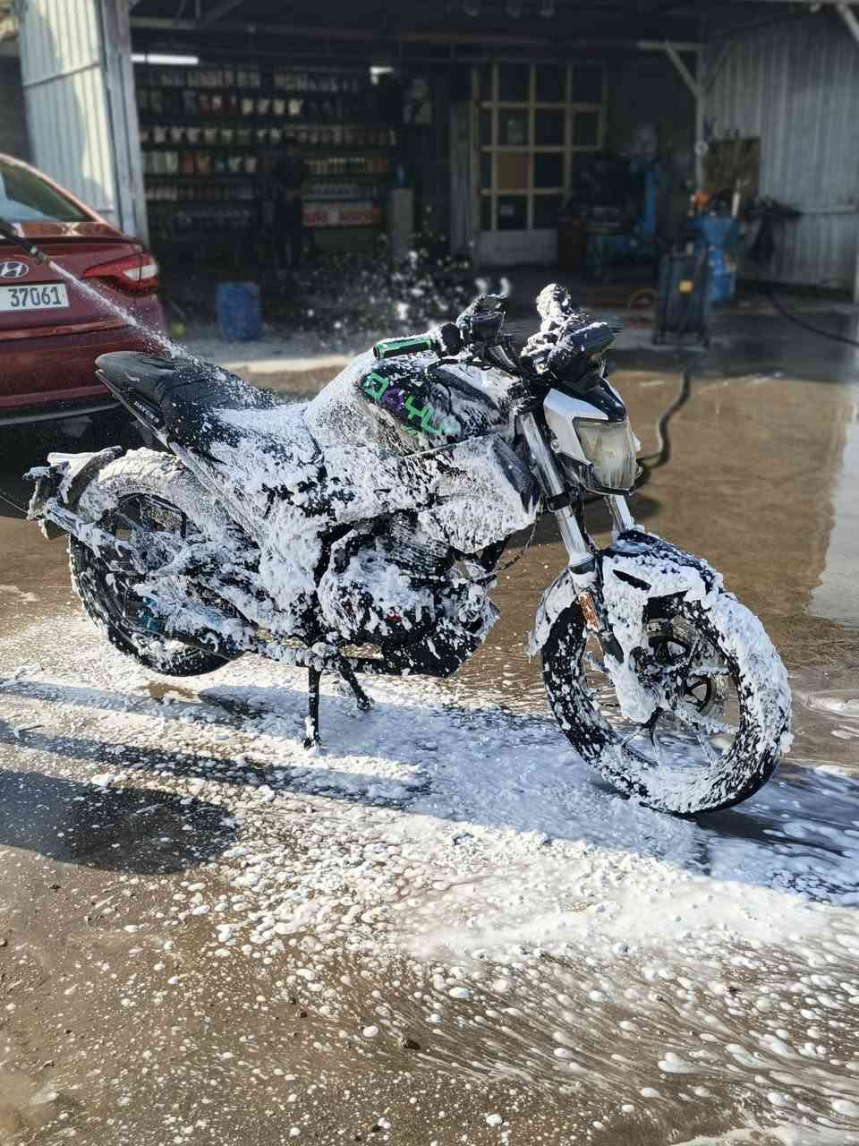 دايوان ميگة موديل ٢٣ 200cc رقم بغداد بأسمي الدراجة كفالة من كلشي بيهة نقوصات بسيطة كلش الدواسة اليمنة طكيتهة بالهندر و الفچ مال البريك الخلفي مفارغ اوديهة حتى يشدوليا الدراجة ممشتغلة دلفري على كد الروحة واجية بس عوزت فلوس واريد ابيعهة الدراجة مرتبة نظافتهة 90% صالنصة رياضي صوته يرج والدراجة تاخذهة تترحملي عليهة سعرهة ٢٠ 
مكاني بغداد كويريش او دورة هذا رقمي بي واتساب 
***********
