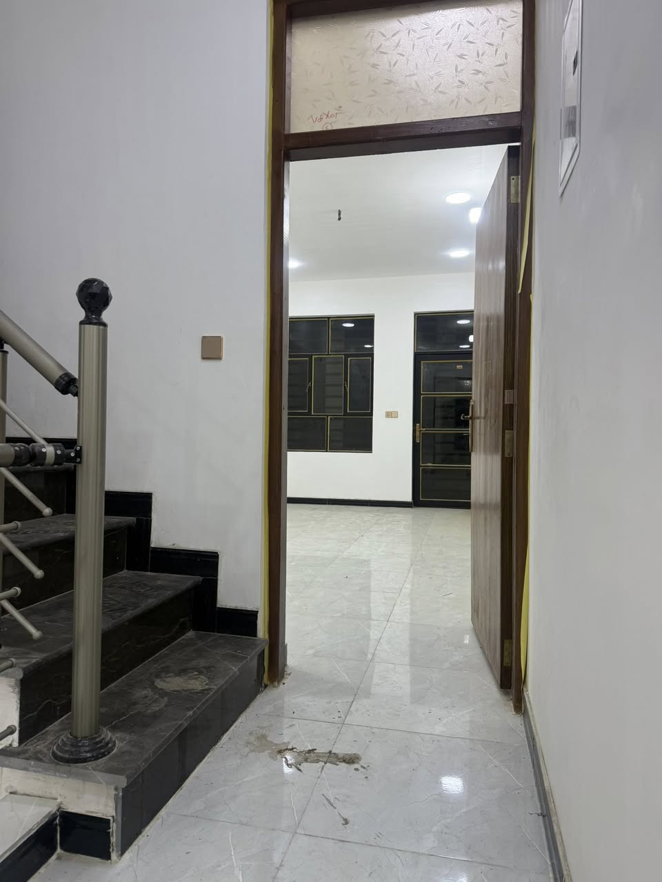 للإيجار مشتمل مساحة٧٢ م بناء حديث يحتوي على
ط١/ أستقبال + حولي مطبخ + غرفة نوم + صحيات 

ط٢/ غرفتين نوم + صحيات + بيتونة + صحيات خارجية 

العنوان / الشعب سوق شلال خلف مكوى الخضراء

للأستفسار الاتصال *********** مكتب الكرار للعقار
