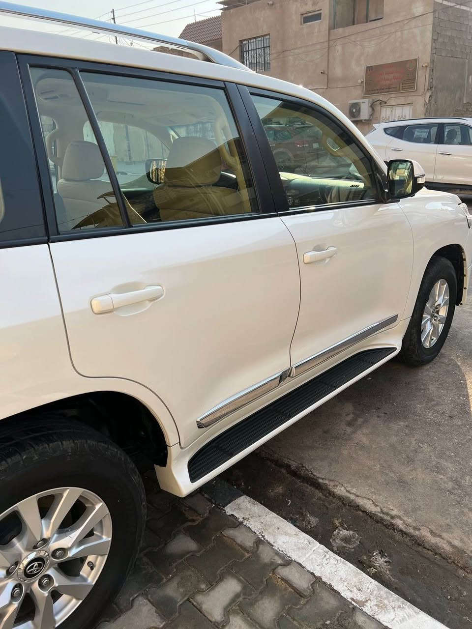 السلام عليكم 
لاندكروز موديل 2017 GXR V6
رقم بغداد مشروع وطني وباسمي
السياره2017 بريم اصل وهي اعلى فئه
مكفولة من الضربة والصبغ 
صيانة عامه من الدعامية للدعامية في شركة ساز الوكيل المعتمد لسيارات تويوتا

🔸🔶🔸🔶🔸🔶🔸🔶🔸🔶🔸🔶🔸
المواصفات :
بصمة بيبان والصندوق 
تشغيل عن بعد بلادي
فتحة (سلايت)
دبل ماوس ( نظام زحف ذاتي )
طفاية حريق بالدوسه
كشنين كهرباء 
كشن السايق 3دكم 
داخل بيجي جلد
شاشة كبيره 
4 كاميرات 
شاشة بالسقف DVD
سماعات اصلية بلوتوث عدد 2
ريموت عدد 2 للشاشة والكامرات
8ايرباك اصلي 
فور ويل
تبريد مركزي
3قطع تبريد
شاحن لاسلكي
كزوز عريض
نيكلات بلاد
حامل اكواب بالتكيه الخلفيه
دخول ذكي
اناره ترحيب عند الاقتراب
كتابة LAND CRUISER ليزرية بالدوسات
ثلاجه
نظام ايكو تقليل الصرفية
تخم تاير دنلوب ياباني اصلي

وبقية المواصفات المعروفه

السعر 480 ورقه وبيها مجال

***********
وسام الشمري البصرة, العراق
