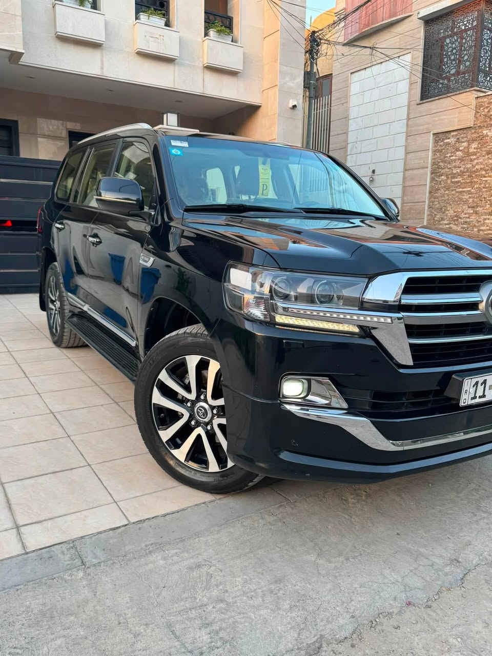 السلام عليكم اخوان 
لاندكروز GXR  اسود 6V محرك 4000 فول 1/1 
ابريم اصل كفالة عامة ماشية70 قابلة جديدة و حلوة وبسمي شرط تحويل بحالة الوكالة 
حساسات امامي خلفي 
كشنات جلد 
كشنات كهرباء
ديفيدي بل سقف
فتحة سقف وضيعيات قيادة 
تحكمات 
سبير منازل اصلن 
 ابواب بصمة 
مع ترحيب 
دشببول ليزي 
شاشة كبيرة
8 ايرباك 
زراك لايت
لايت زنون بلاد 
مري قلاب
وبيه اهواي موصفات 
مكان سيارة بغداد البنوك 
هزة فحص سنوية ارقام كلة جديد 
***********
