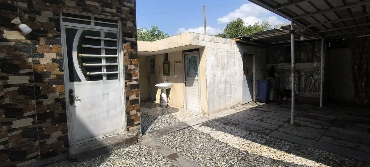 سلام عليكم بيت للبيع حي البتول شارع المؤسسة البيت مساحة 100 متر  طابو صرف مربع واقع حال 200 لئن بي تشجير تقريبا 100 يحتوي طابق اول مخزن واستقبال وصحيات
غرفة ومطبخ حار بارد وحمام 
والطابق الثاني غرفتين
للاستفسار مراسلة الصفحه 
او الاتصال على الرقم ***********
