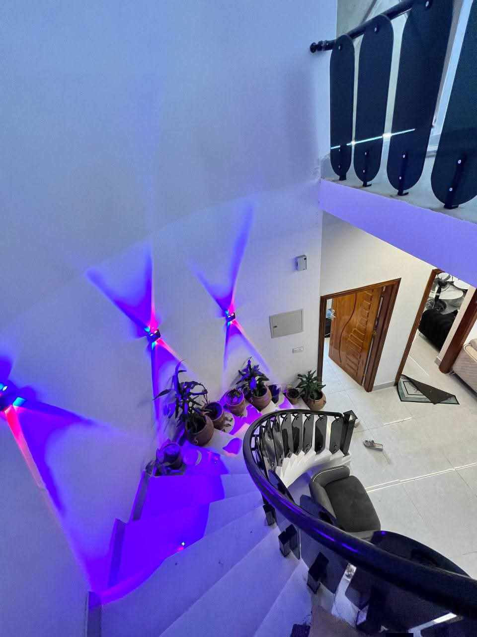 #دار_للبيع

📍الموقع/حي الباقر 

📐المساحة/ ٢٠٠م مربع طابو صرف

سنة البناء:٢٠٢٥

🔺يتكون من:

 الطابق الاول  طرمة وحديقة وحمام خارجي سخانة ومغسلته جديد ومراية إنارة تدفئة لمس

مطبخ  حار ومطبخ بارد 

ومناور اثنين 

وحمام داخلي كبير 

 واستقبال وغرفتين  وصالة

 الطابق الثاني الصالة كاملة والدرج والسطح معزول عن الصالة 

 وغرفتين ومخزن وصحيات بوحدة من الغرف

الغرف مامسكوفات المخزن مسكوف والصالة مبيضة  وكاملة يعني الطابق الثاني كاملة منه الصالة والسطح أما جهة الغرف هيكل مسكوف فقط المخزن 

البيت زيرو يحتوي على ٥ سبالت شد جديد اثنين كنتوري ٣ عمودي+ماطور سخانات اثنين ونظام تصفية ماء 

🔺لمعرفة السعر علق بـ تم 

للأستعلام والاستفسار:
موقع المكتب / الشطرة - قرب مدرسة الحدباء-مجاورحسينية خدام ال محمد
*********** مرتضى العلي
*********** علي ايهاب
