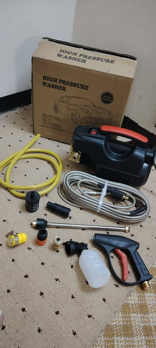 توضح الصورة صندوقاً لـ جهاز غسيل بالضغط العالي (High Pressure Washer)، وهو جهاز مخصص للتنظيف العميق للسيارات، الساحات، والأسطح.
إليك أهم المعلومات التي تظهر على العبوة:
​المواصفات التقنية الأساسية:
​نوع المحرك: يعمل بمحرك حثي (Induction Motor)، وهو نوع يتميز عادةً بالهدوء النسبي وطول العمر الافتراضي مقارنة بالمحركات الكربونية.
​ميزة التحضير الذاتي (Self-priming): الجهاز مصمم لسحب المياه تلقائياً، مما يعني أنه قد لا يحتاج إلى ضغط مياه قوي من المصدر أو يمكنه السحب من خزان مياه مباشرة.
​الإغلاق التلقائي (Auto Shut-down): يتوقف المحرك عن العمل فور ترك زناد مسدس الرش، مما يحافظ على عمر المحرك ويوفر الطاقة.
​الاستخدام: مصنف كمنتج ثنائي الغرض (Dual Purpose).
​المحتويات الظاهرة في الصورة:
​خرطوم مياه أصفر: يبدو أنه خرطوم الإدخال أو خرطوم مخصص للتوصيلات الأساسية.
​خرطوم ضغط عالي (رمادي/فضي): خرطوم متين ومقوى مخصص لتحمل ضغط المياه الخارج من الجهاز.
​رأس مسدس الرش: يظهر جزء من فوهة الرش السوداء المتصلة بالخراطيم.
​ملاحظة عامة:
​العلبة لا تحمل علامة تجارية مشهورة (Generic)، وتكرر عبارة "High Pressure Washer" بلغات متعددة (الإيطالية، الألمانية، الهولندية، الفرنسية، والبرتغالية)، مما يشير إلى أنه منتج موجه للتصدير العالمي بمواصفات قياسية.

السعر 60 الف


**إذا كنت صاحب هذا الإعلان وتريد حذفه لأي سبب، رجاءا أرسل رسالة إلى الدعم الفني**