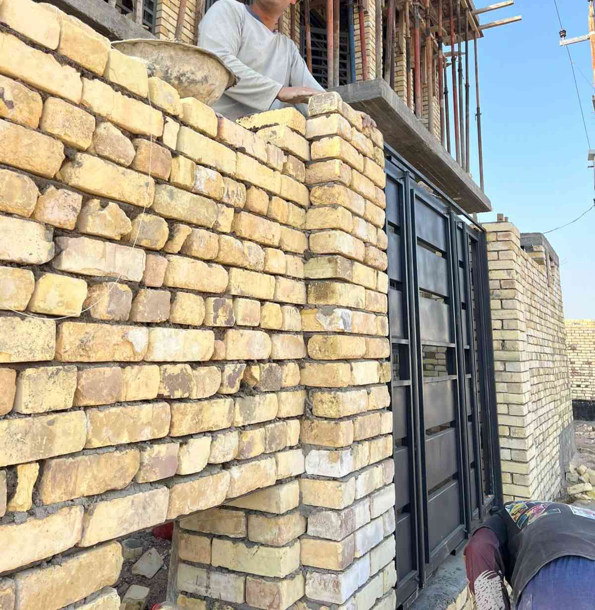 خلفه بناء متفرغ حالين وهاذه جزه من عملنه    ***********
