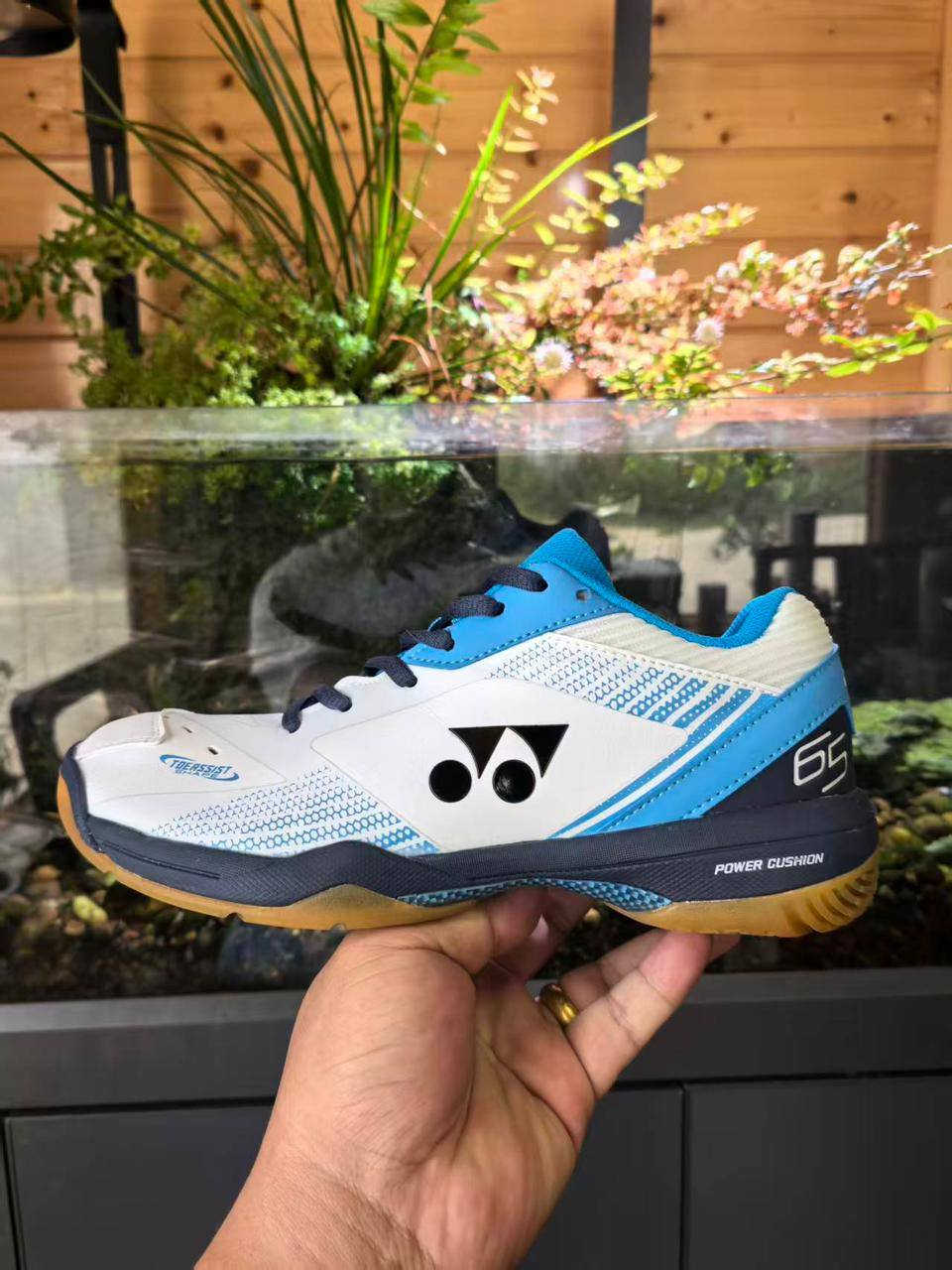 السلام عليكم
حذاء تنس الريشة Yonex Power Cushion 65 Z3
الميزات الرئيسية
.* التقنية: يشتمل الحذاء على تقنية "Power Cushion+" المبتكرة التي تمتص الصدمات بشكل فعال وتحول طاقة الارتداد إلى حركة سلسة وسريعة

* الملاءمة والثبات: يتميز بنعل داخلي بتقنية "Synchro-Fit Insole" وغلاف جانبي "Lateral Shell" يوفران ملاءمة محسنة وثباتًا أكبر أثناء التحركات السريعة على الملعب.

* المواد: الجزء العلوي مصنوع من الجلد الصناعي وشبكة "Double Russel Mesh" خفيفة الوزن للغاية ومتينة وجيدة التهوية.

النعل: النعل الخارجي مصنوع من المطاط ويتميز بنمط شفرة شعاعية "Radial Blade Sole" جديد لزيادة الجر بنسبة 3% تقريبًا في جميع الاتجاهات.
شباب فقط ١٠ قطع
للتواصل واتساب
***********
