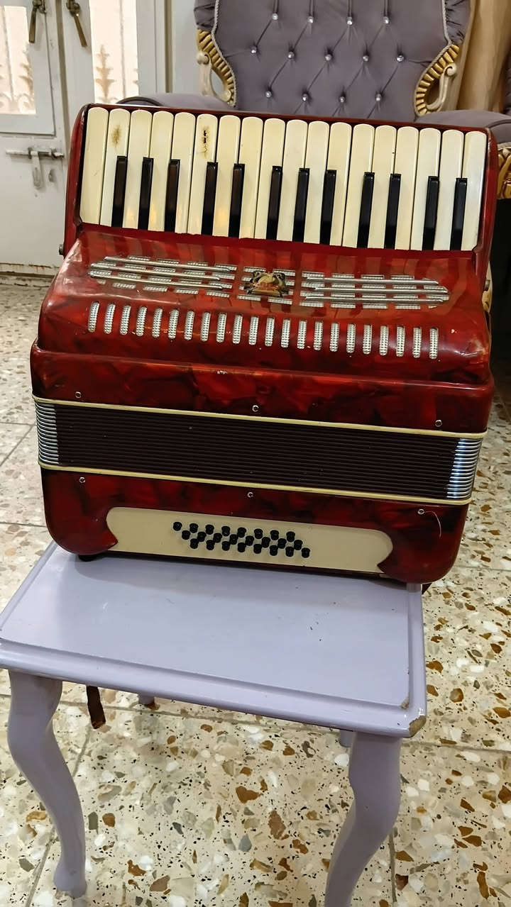 السلام عليكم اورك للبيع نظيف وشغال قديم كلش من ١٨٨٨ والشراي يتصل مكاني بغداد***********
