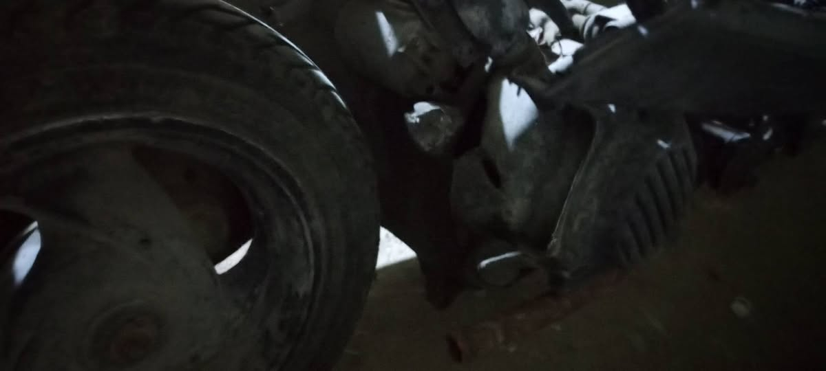 سلام وعليكم ابريز للبيع بيهه الفشكه طاكه وكفرات ما بيه والحيه ما بيهه بس تشتغل ابيع كو حديد و ناريه بيهه بغداد الجديده  رايدهه 150 /***********
