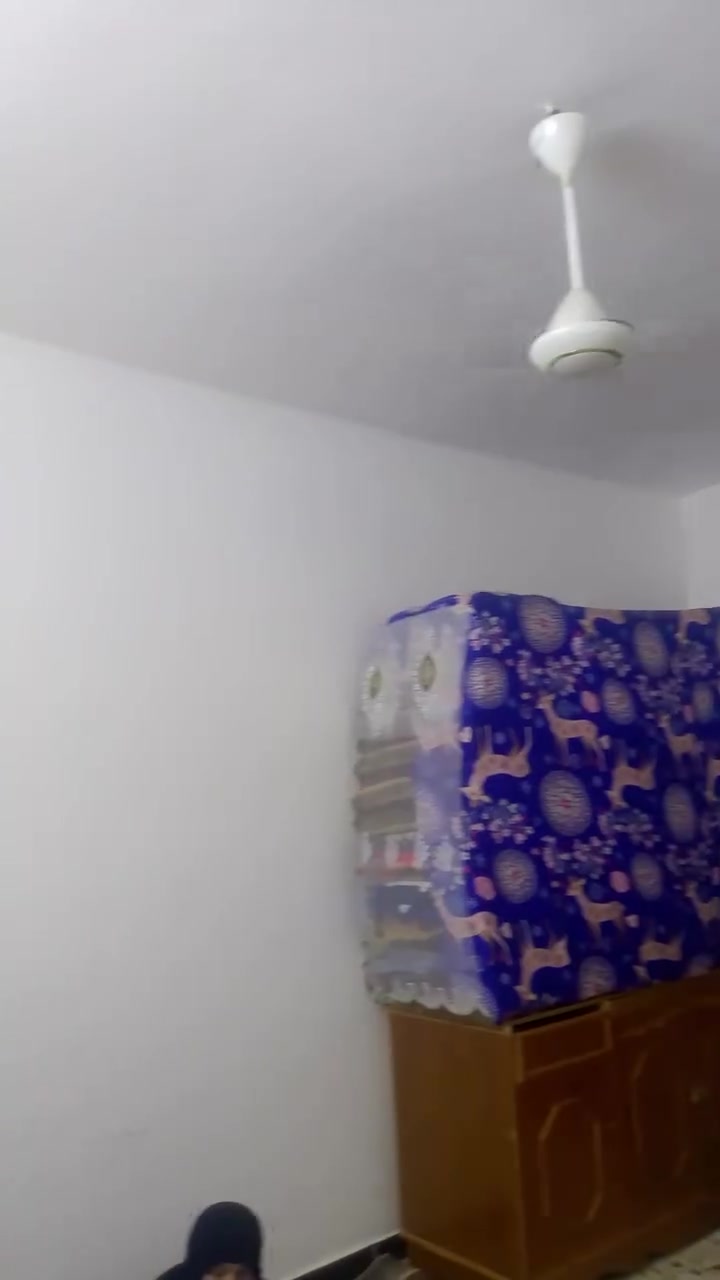 سلام عليكم بيت 200متر كامل بناء حديت مسلح  نقص بس بيتونه يحتوي على كراج جبير وستقبال سبعه في اربعه ومطبخ حار ومطبخ بارد حمامات خارجيه وداخليه وصاله جبيره وغرفتين نوم ومناور اثنين المكان مجمع فدك قرب التجاره رقم ***********
