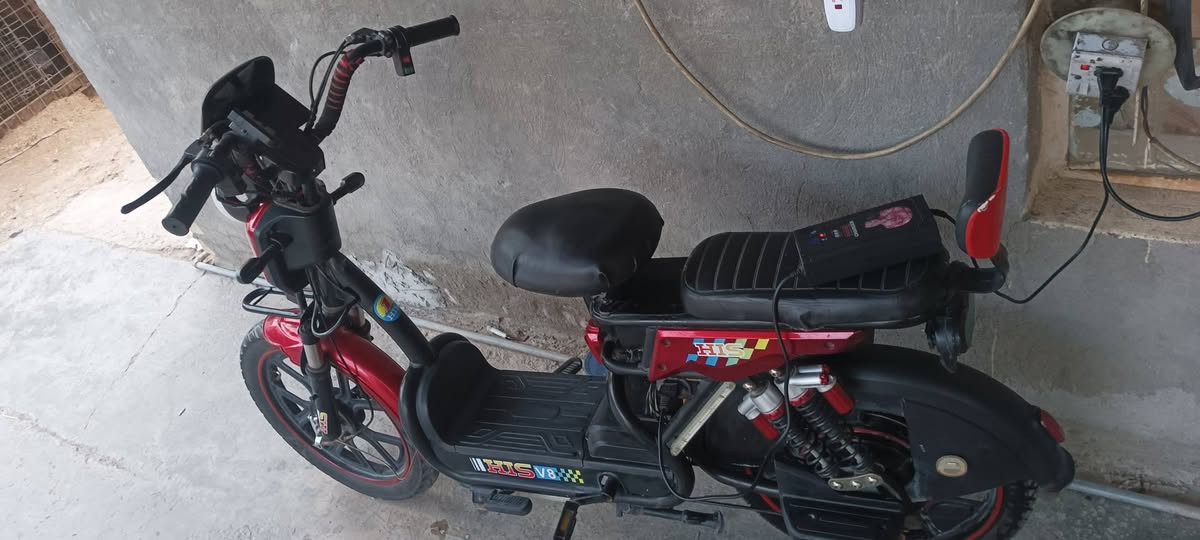 دراجه شحن فحل فول واحد على واحد من تايرات ونظافه وبطاريات خمس بطاريات تفحص وتقتنع وتاخذه السعر 300 المكان خان بني سعد ***********
