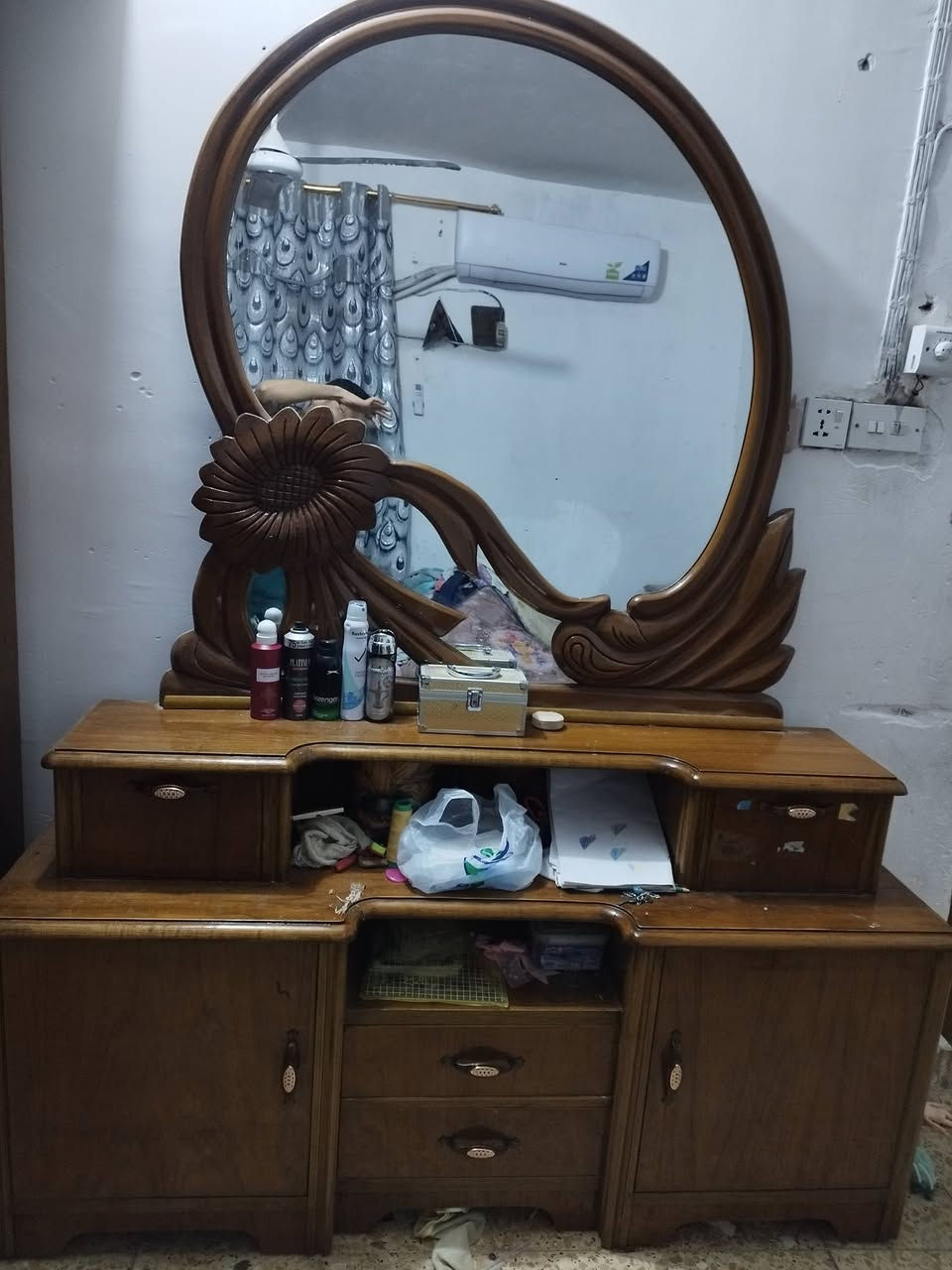 السلام عليكم  غرفة اخشاب عراقيه للبيع
تسكام درجه اولى بس الزاوية مرايتهه نكسرت  يعني تتبدل 
قبل فترة اخذتهه والله مايخسر الياخذهه نظافة فول 
السعر 1400 وبيها مجال  وهذا رقمي ***********
