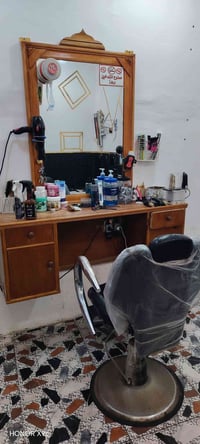 ميز حلاقه لبيع السعر 100 وبها مجال 07823316120
