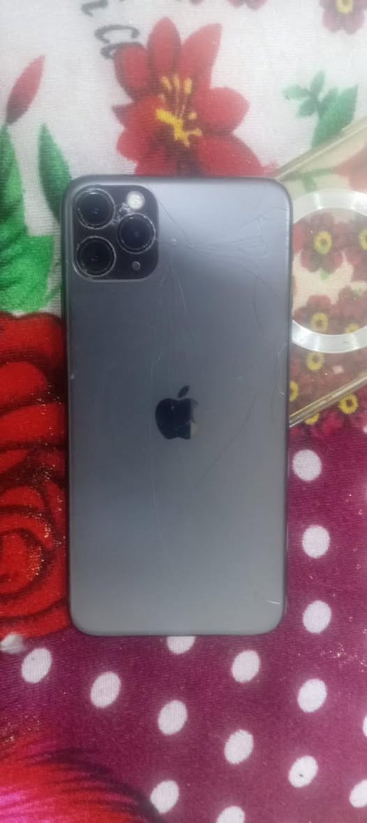 سلام عليكم ايفون ١١برو ماكس للبيع سعر ٢٥٠
بطاريه ٨٦  
ذاكره ٢٥٦ 
شاشه مبدله وضهر مكسور موضح بصوره 
تواصل ***********
