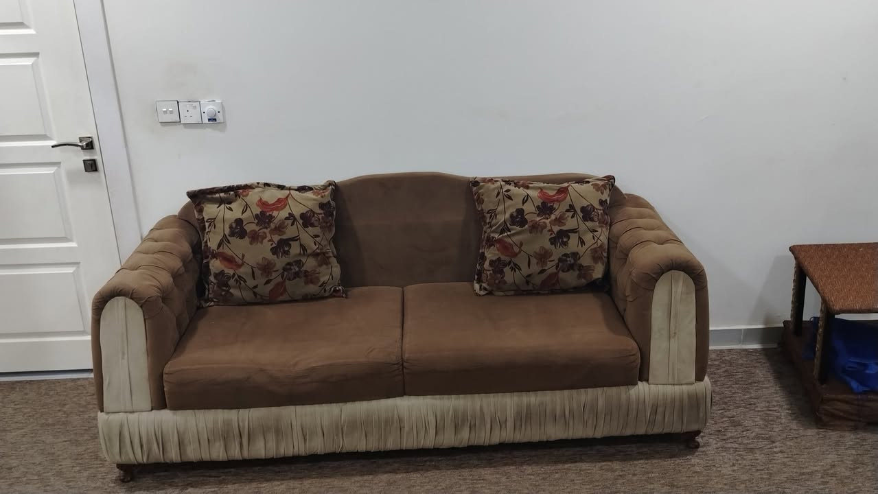 تخم للبيع  مستعمل ١٠ مقاعد السعر ٢٠٠الف للأستفسار :  ***********
