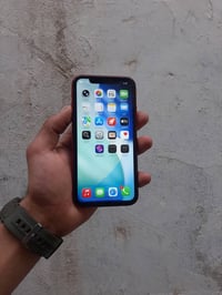 ايفون 11 العادي   ذاكرة 128 ........بطارية 79%   مستبدل شاشه اصلية قطع...