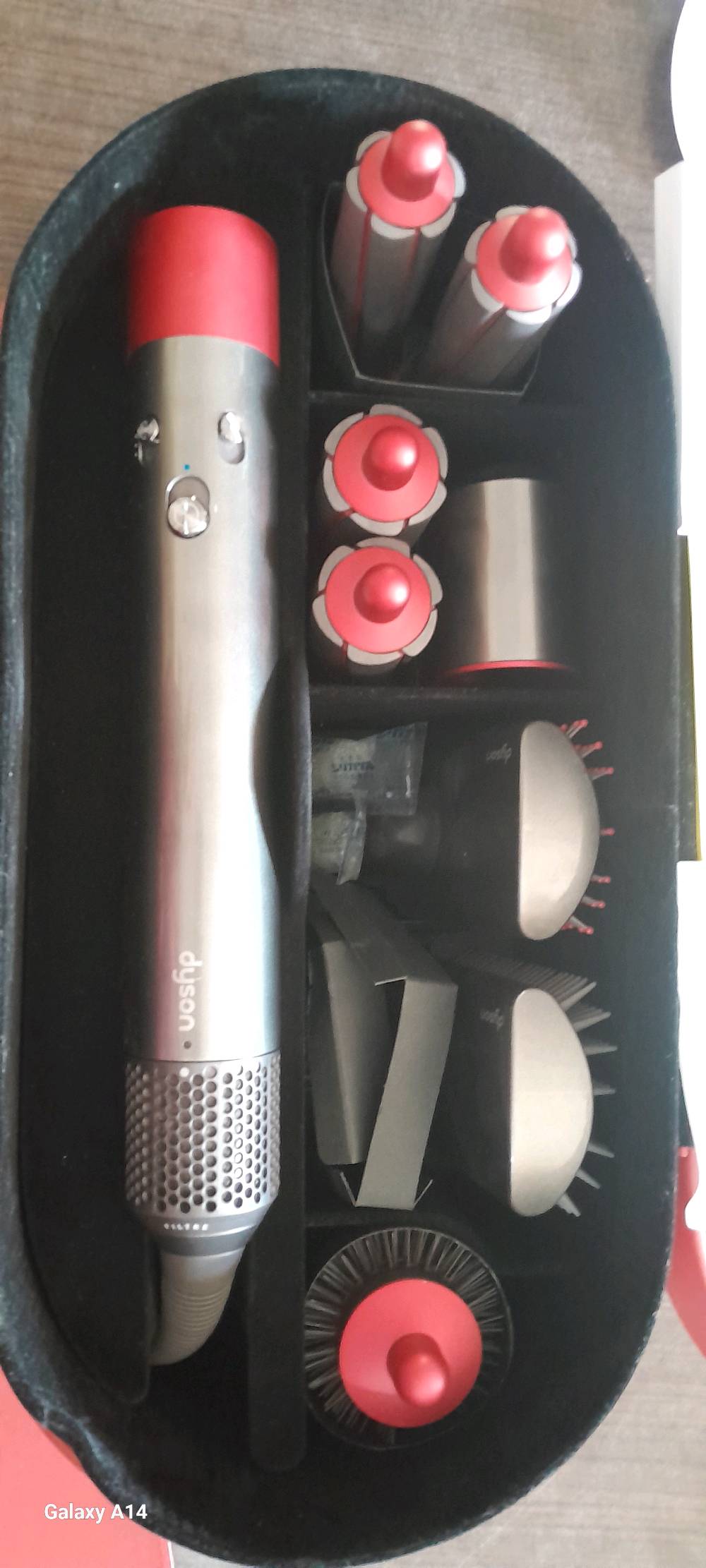 معروض للبيع جهاز دايسون Airwrap Complete بحالة جديدة، مثالي لتصفيف الشعر بجميع أنواعه باستخدام تقنية الهواء Coanda. يأتي في علبة حافظة فاخرة بلون أحمر.

مميزات الجهاز:
- لا يحتاج لاستخدام حرارة بالغة
- يحتوي على قطع متعددة للتمويج، التنعيم، والتجفيف.
- يأتي بمحرك رقمي V9

الجهاز مثالي للمبتدئين والمحترفين على حد سواء، ويجمع بين سهولة الاستخدام ونتائج صالونية احترافية.