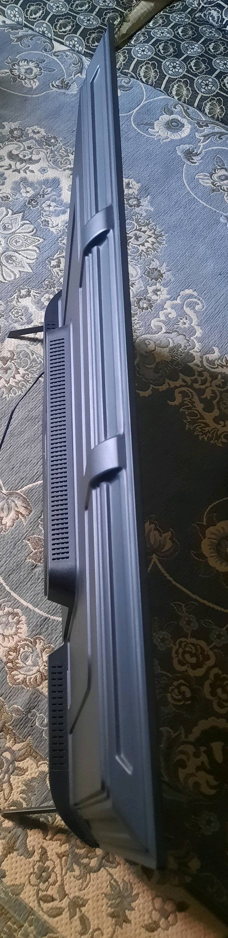 شاشة رويال رحمان 4k حجم 50 120hz موديل RRFLS9010
مواصفات الشاشة:
الماركة: Royal Rahmani
الموديل: RRFLS9010
حجم الشاشة: 50 بوصة
نوع الشاشة: QLED
الدقة: 4K Ultra HD (3840×2160)
معدل التحديث: 120Hz
نظام التشغيل: Google TV
تقنية الصورة: Dolby Vision + HDR
تقنية الصوت: Dolby Atmos + Dolby Audio
اتصال Wi-Fi مدمج
منفذ LAN (Ethernet)
منافذ HDMI
منافذ USB
يدعم البلوتوث
يدعم Chromecast المدمج (عرض شاشة الهاتف)
يدعم التحكم الصوتي عبر Google Assistant
إمكانية تنزيل التطبيقات من متجر Google Play
استهلاك الطاقة: 150 واط
نظام Google TV سريع وسهل الاستخدام
سلاسة عالية بفضل معدل تحديث 120Hz، مناسبة للأفلام والألعاب.
نظيفة مثل ماتشوف بالصور تفحص كلشي بيها قبل لا تاخذها وتشوفها.