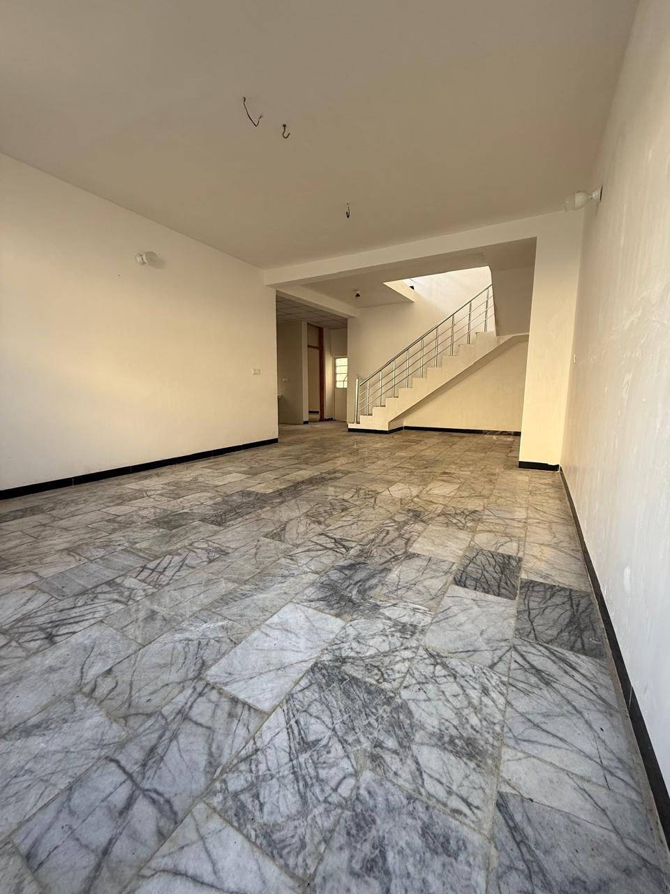 السلام عليكم دار للايجار ٢٠٠متر في مجمع السلام السكني
3غرف نوم 

صاله 

استقبال 

مطبخ 

حديقه 

كراج 

بيت جديد 

يجب ان يكون موظف مدني 

***********
