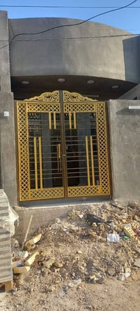 تنضيف وصبغ الشبابيك يوجد كادر كامل التنضيف الشبابيك  والصبغ مكاني بغدا...