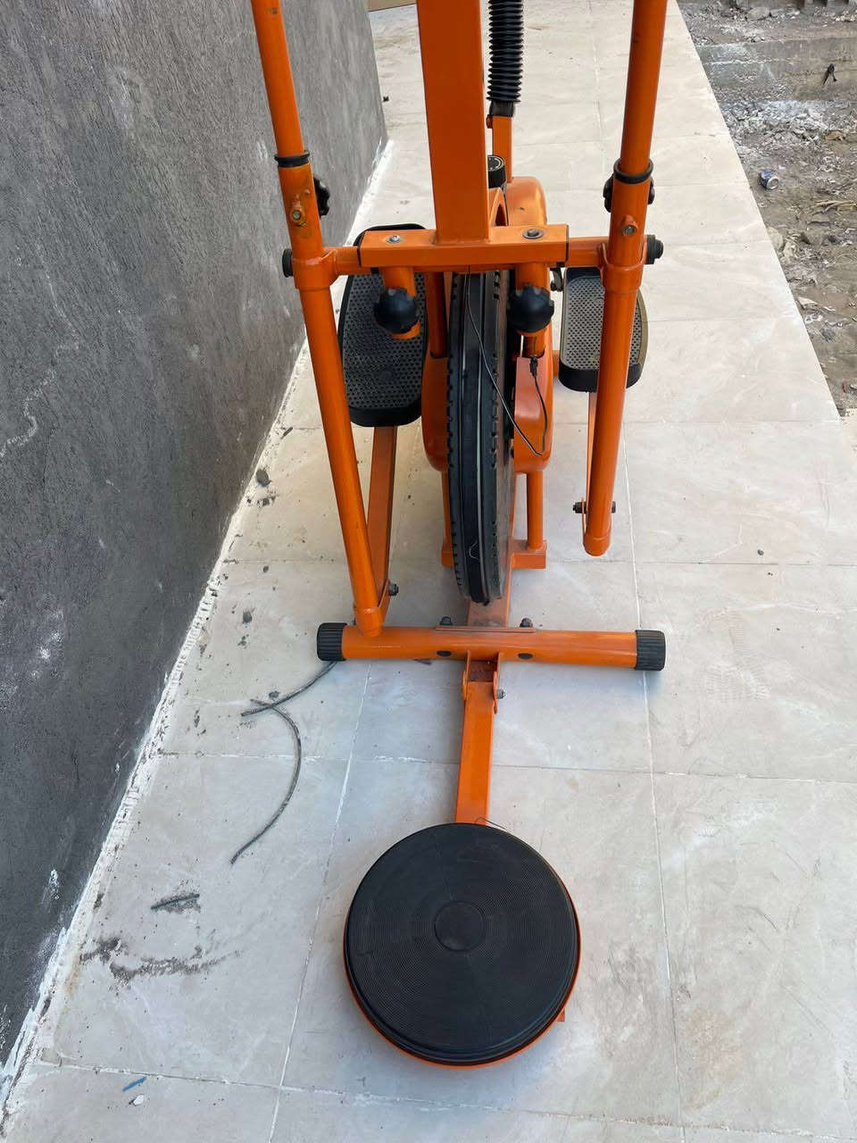بايسكل رياضي حركة يد و رجل 
قرص خصر 
شاشة شغاله نظيف جدا جدا مغزون بالبيت
سعره ١٢٠ كربلاء شارع الوائلي

*********** كربلاء, العراق
